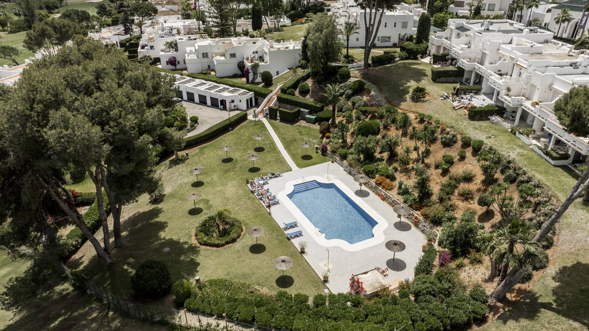 Adosado con impresionantes vistas al campo de golf Aloha y a La Concha en Nueva Andalucia