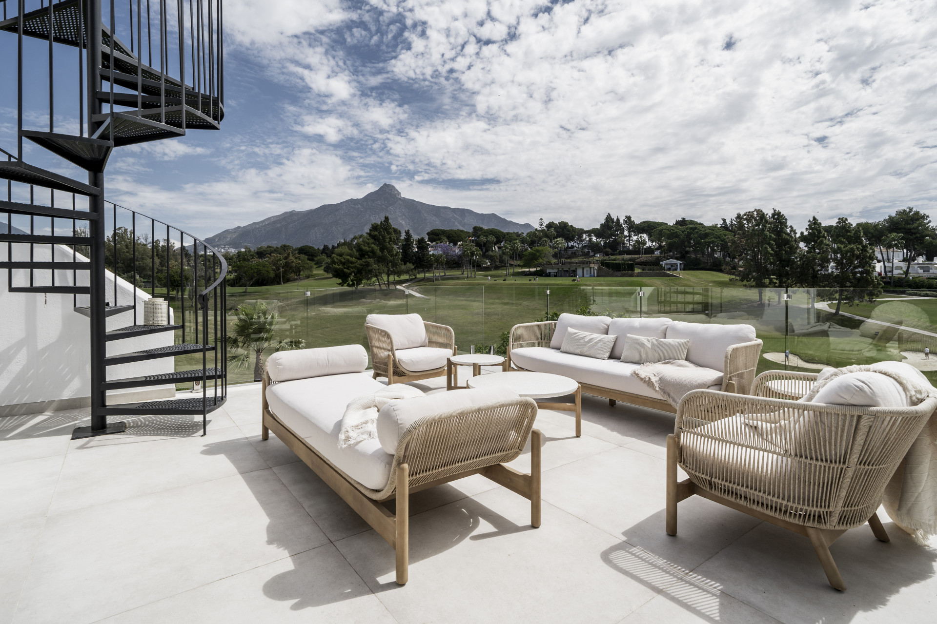 Adosado con impresionantes vistas al campo de golf Aloha y a La Concha en Nueva Andalucia