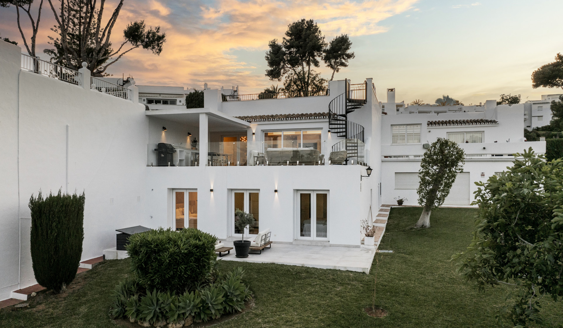 Townhouse with stunning views of Aloha Golf Course and La Concha in Nueva Andalucia