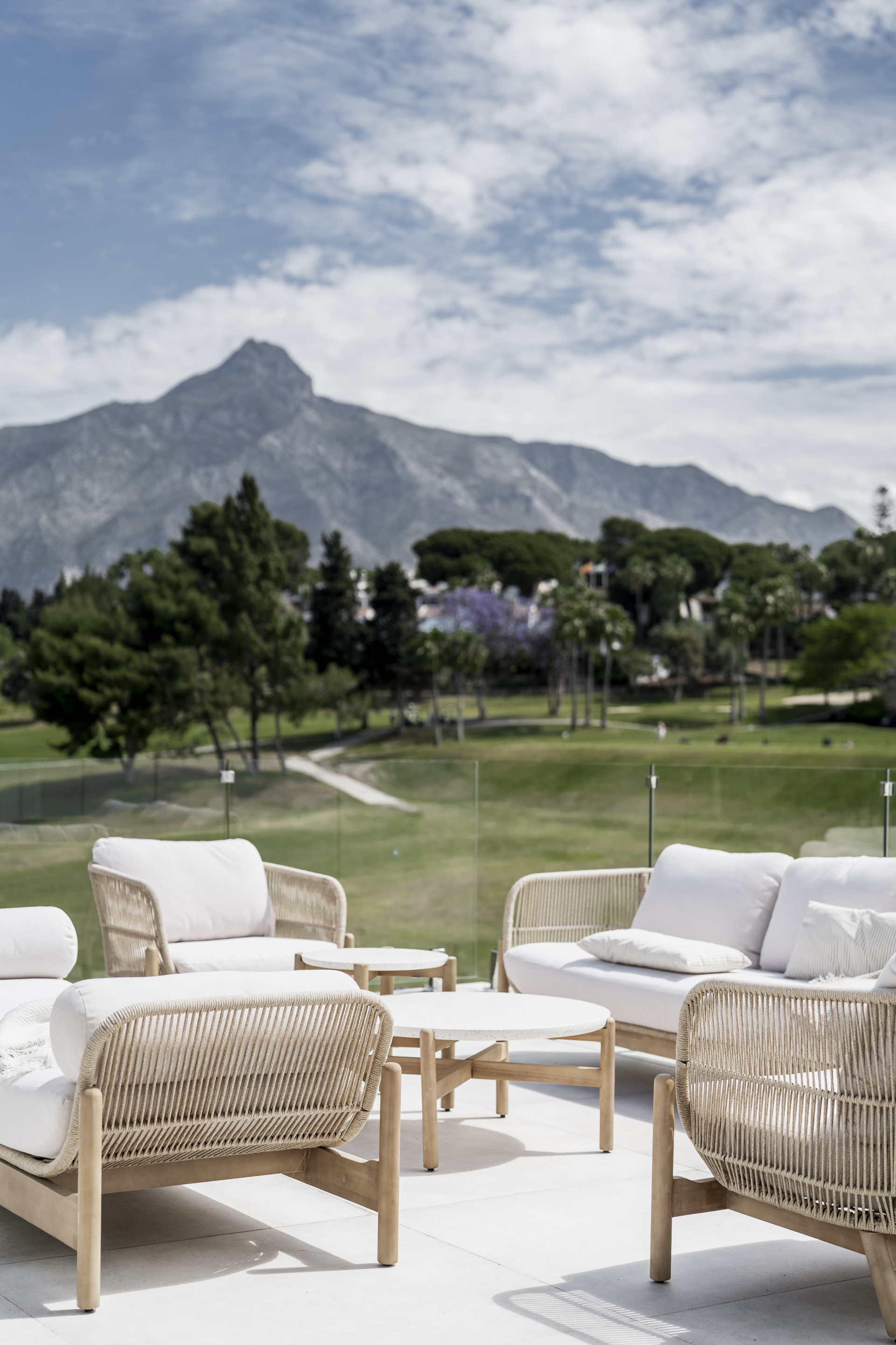 Adosado con impresionantes vistas al campo de golf Aloha y a La Concha en Nueva Andalucia