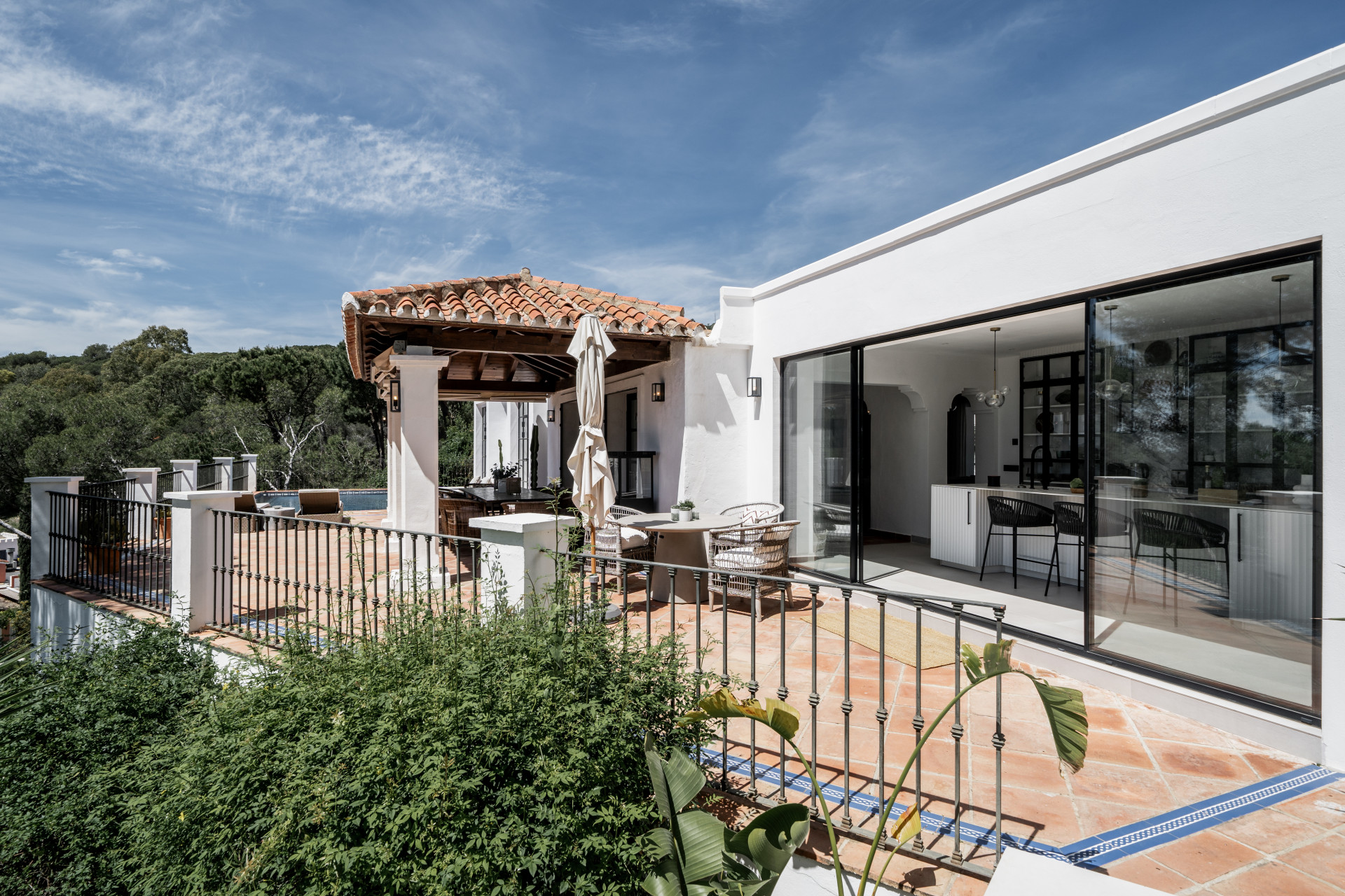 Villa inmersa en el bosque con vistas al mar en Benahavis