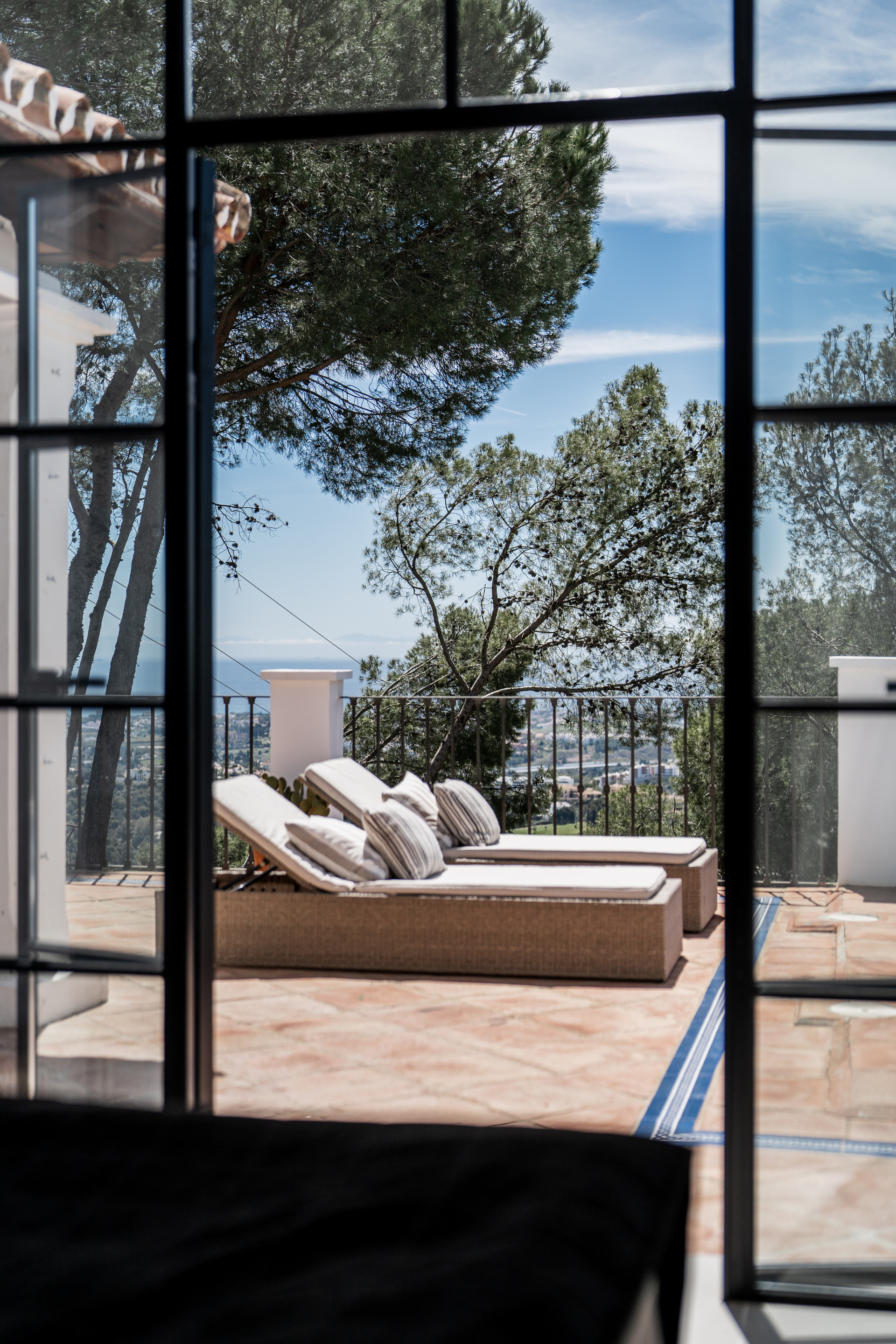 Villa inmersa en el bosque con vistas al mar en Benahavis