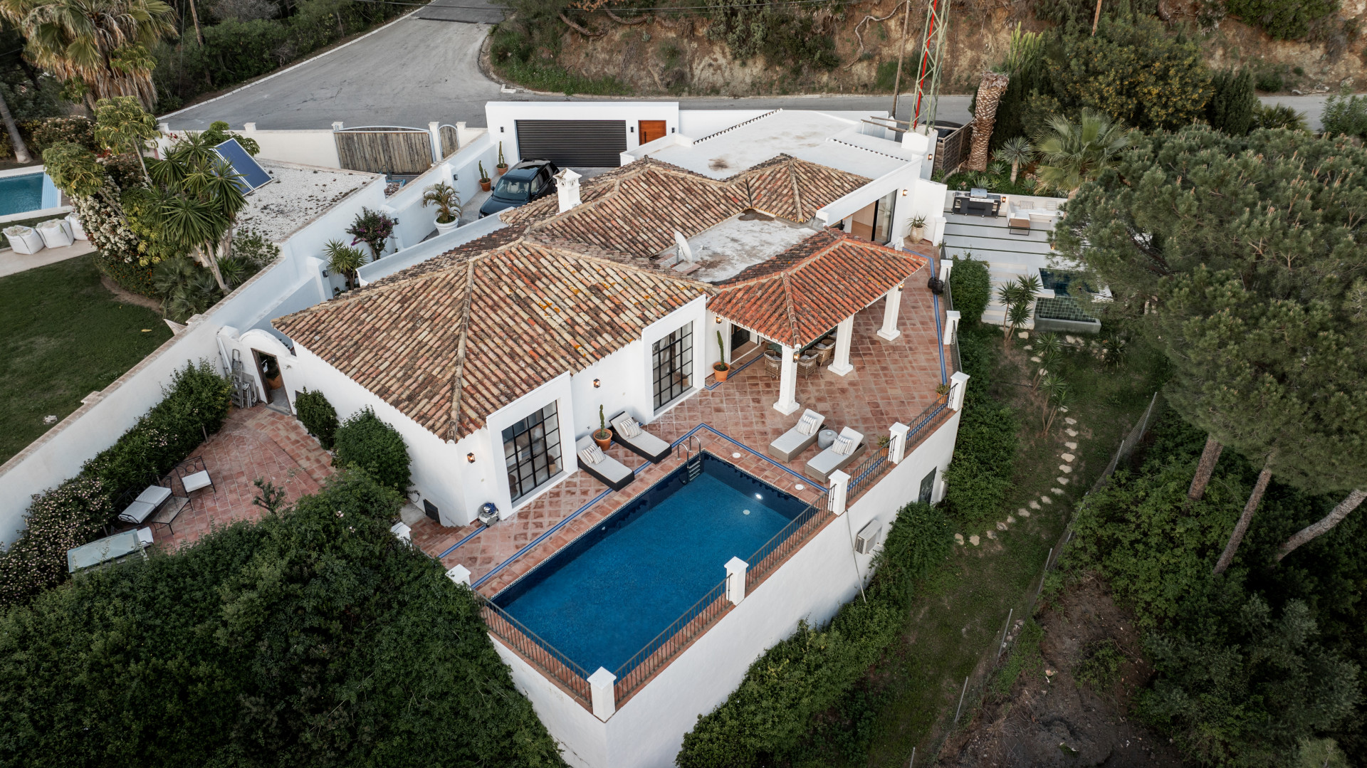 Villa immergée dans la forêt avec vue sur la mer à Benahavis