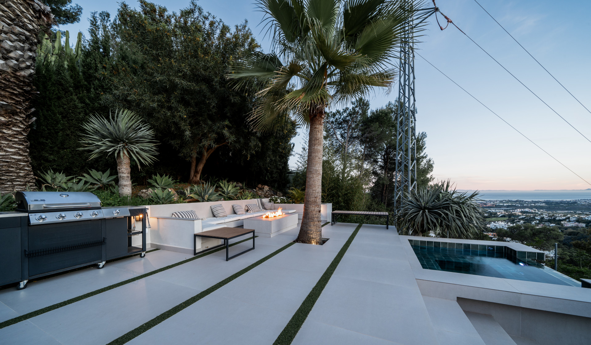 Villa immergée dans la forêt avec vue sur la mer à Benahavis