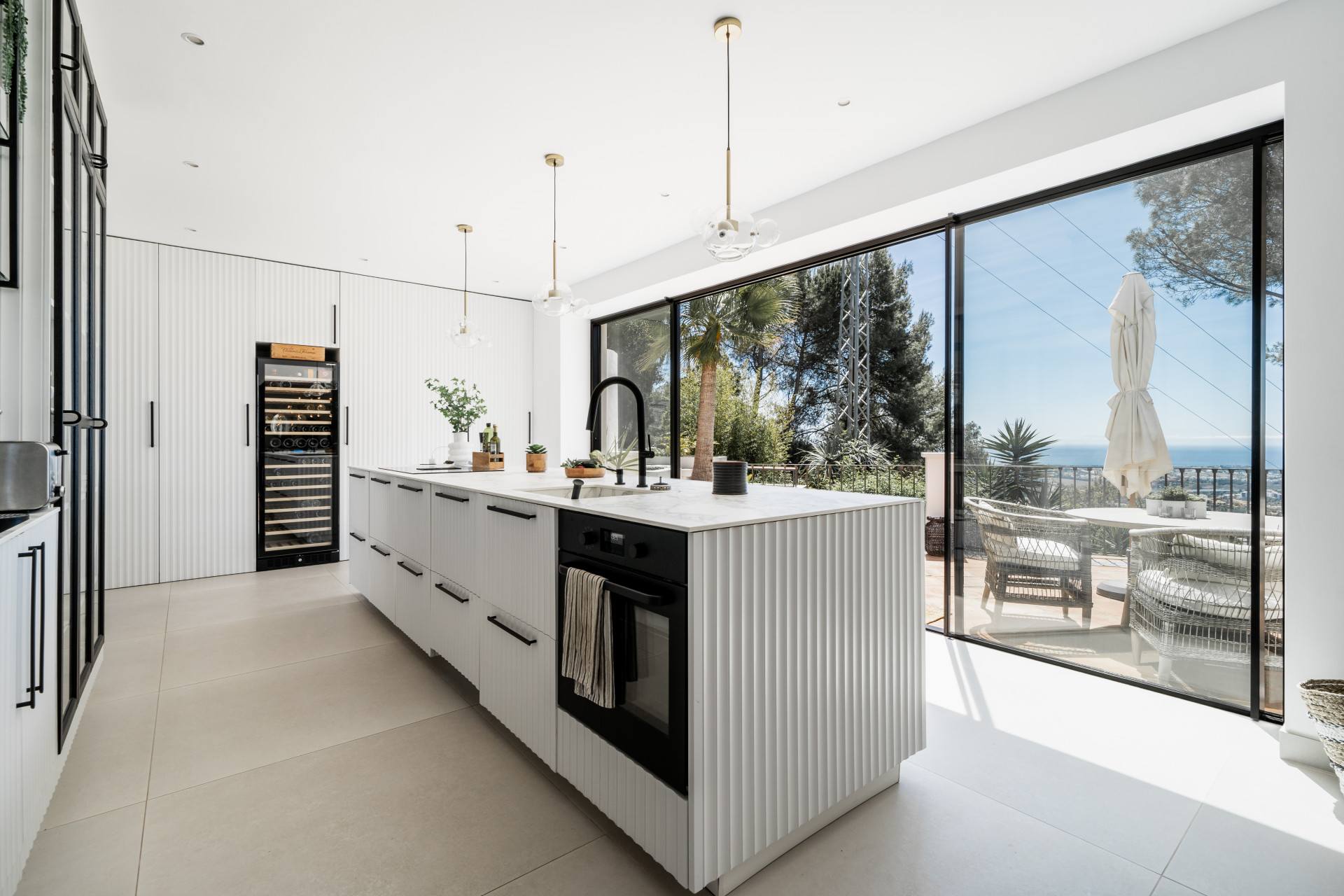 Villa immergée dans la forêt avec vue sur la mer à Benahavis