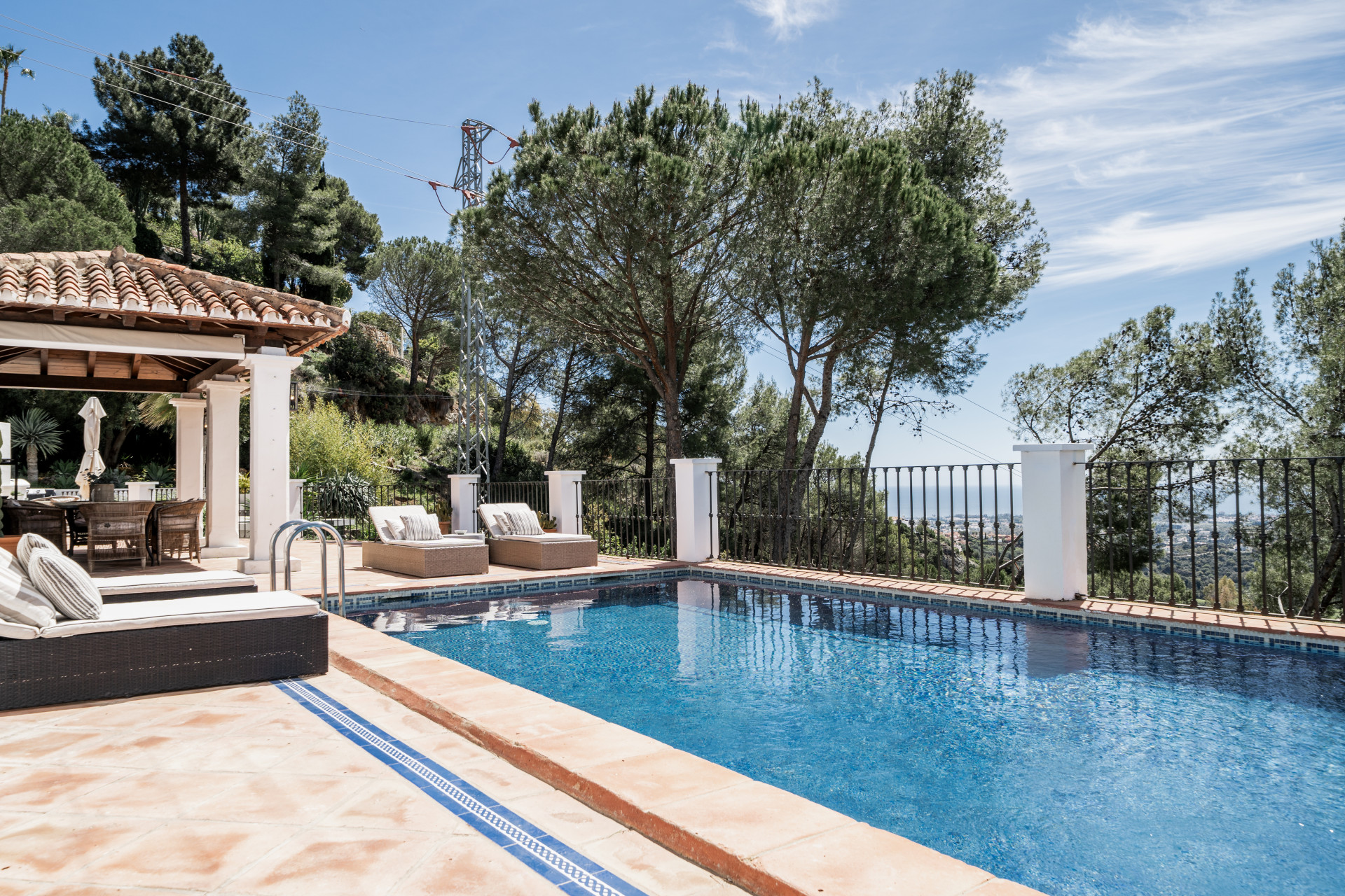 Villa midden in het bos met uitzicht op zee in Benahavis