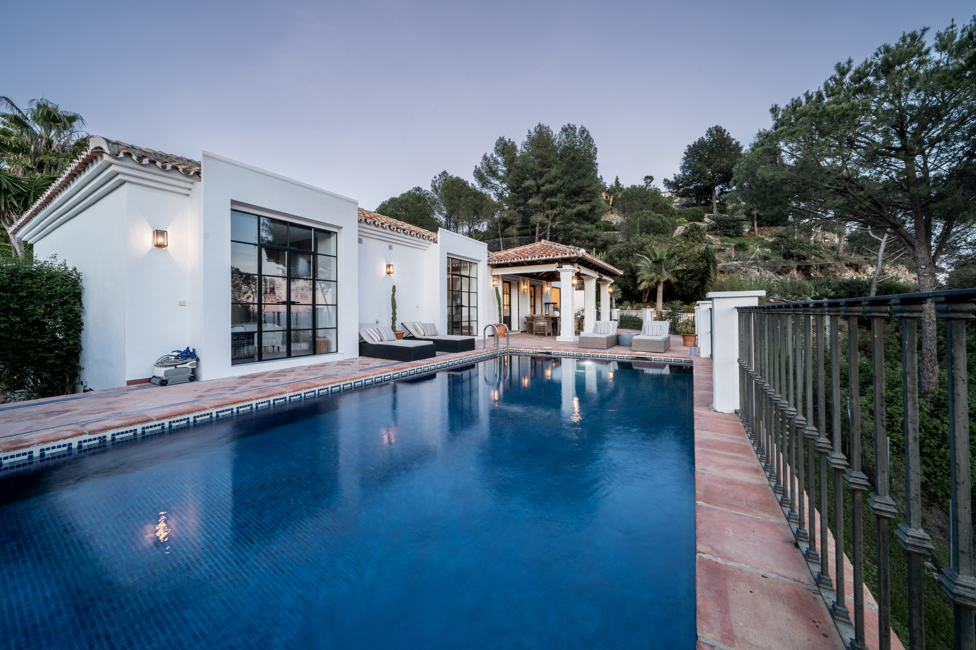 Villa inmersa en el bosque con vistas al mar en Benahavis