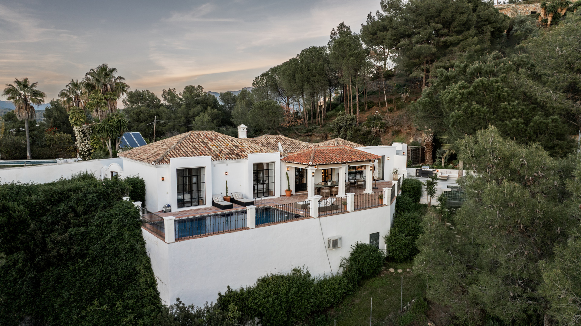 Villa inmersa en el bosque con vistas al mar en Benahavis