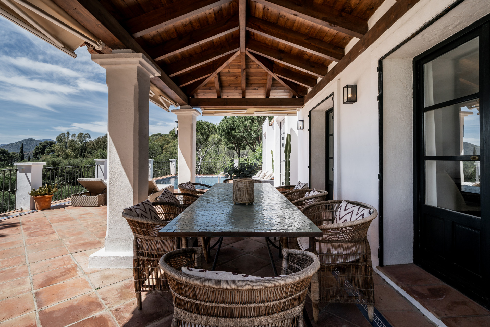 Villa inmersa en el bosque con vistas al mar en Benahavis