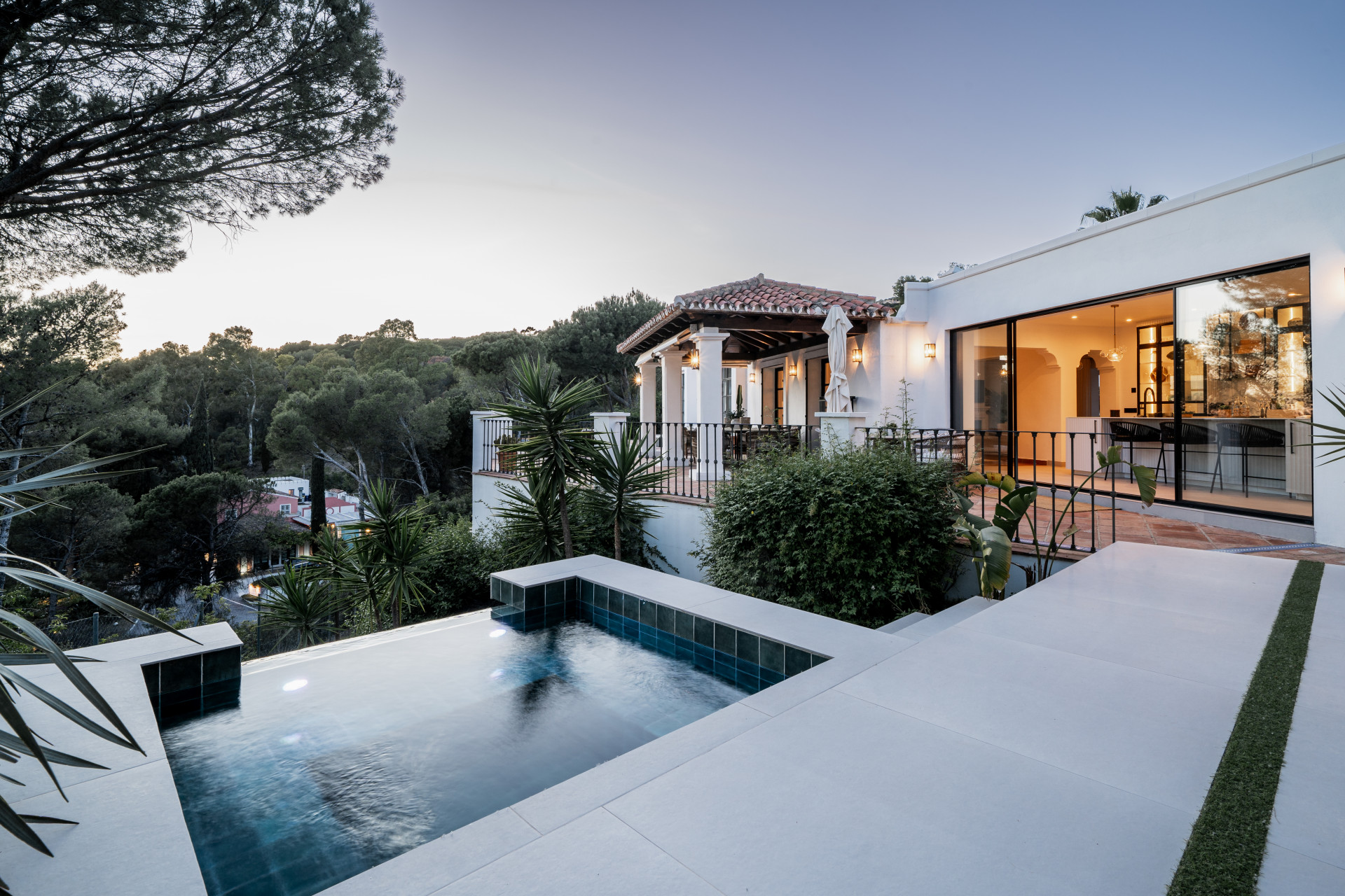 Villa midden in het bos met uitzicht op zee in Benahavis