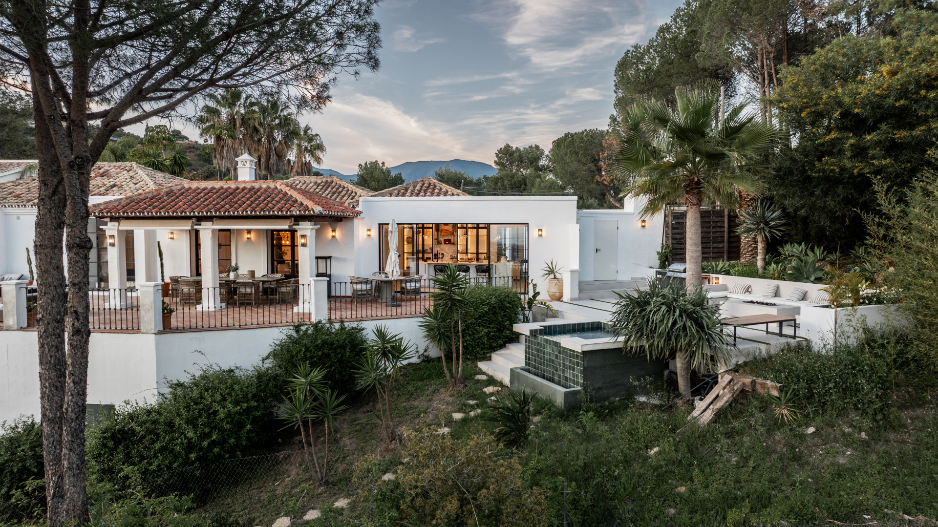 Villa inmersa en el bosque con vistas al mar en Benahavis