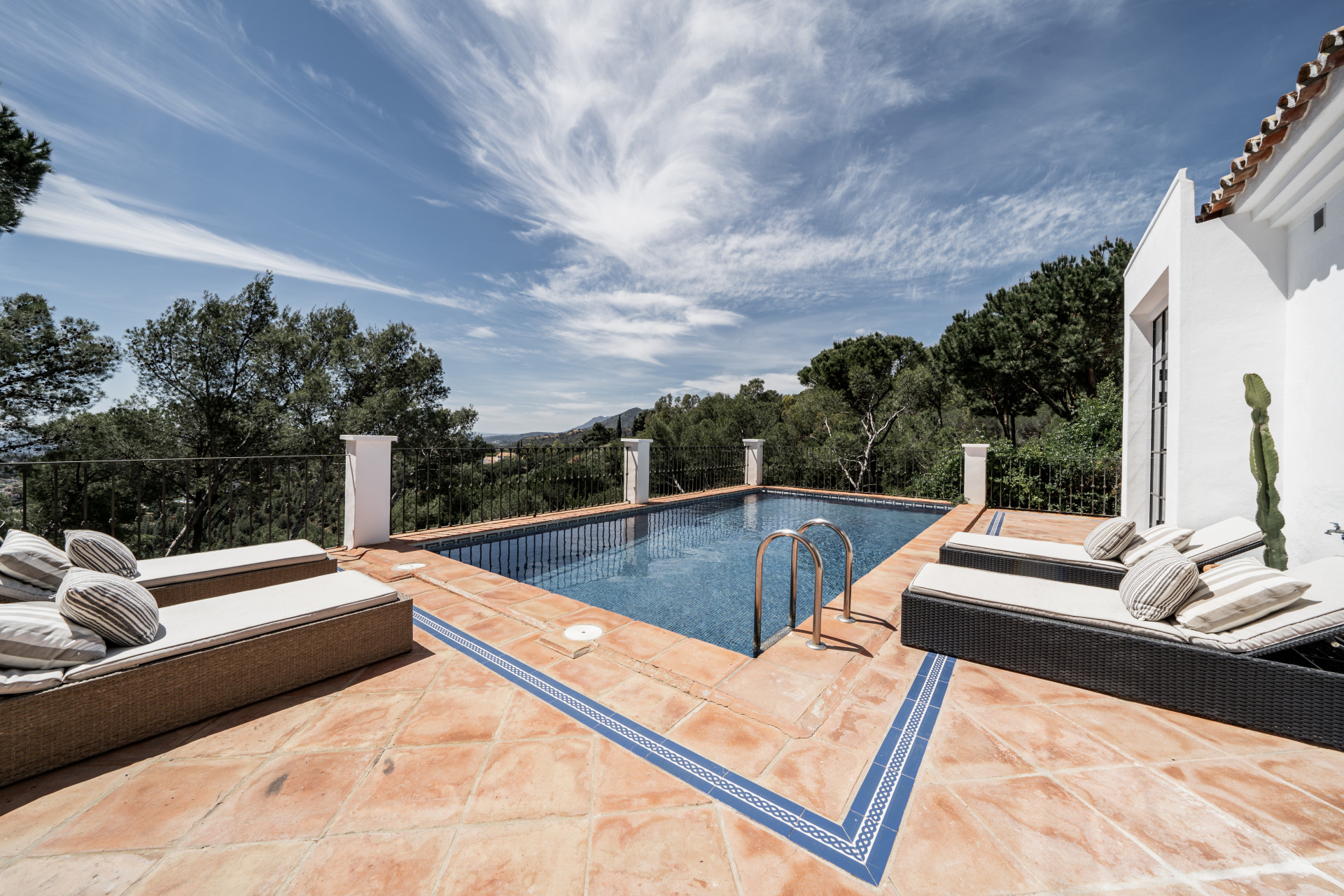 Villa immergée dans la forêt avec vue sur la mer à Benahavis