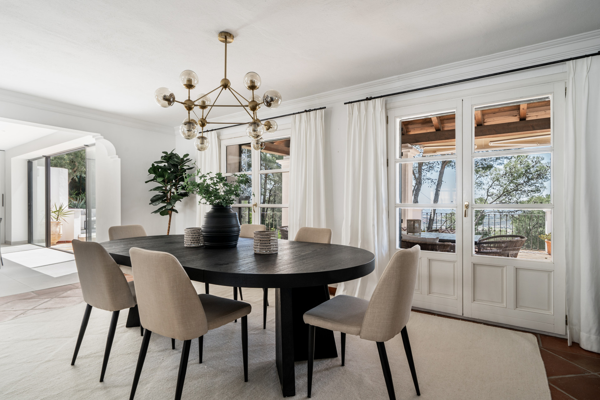 Villa immergée dans la forêt avec vue sur la mer à Benahavis