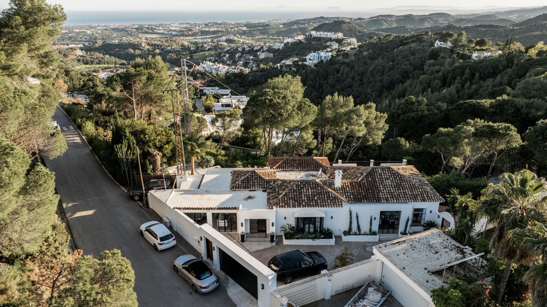 Villa inmersa en el bosque con vistas al mar en Benahavis