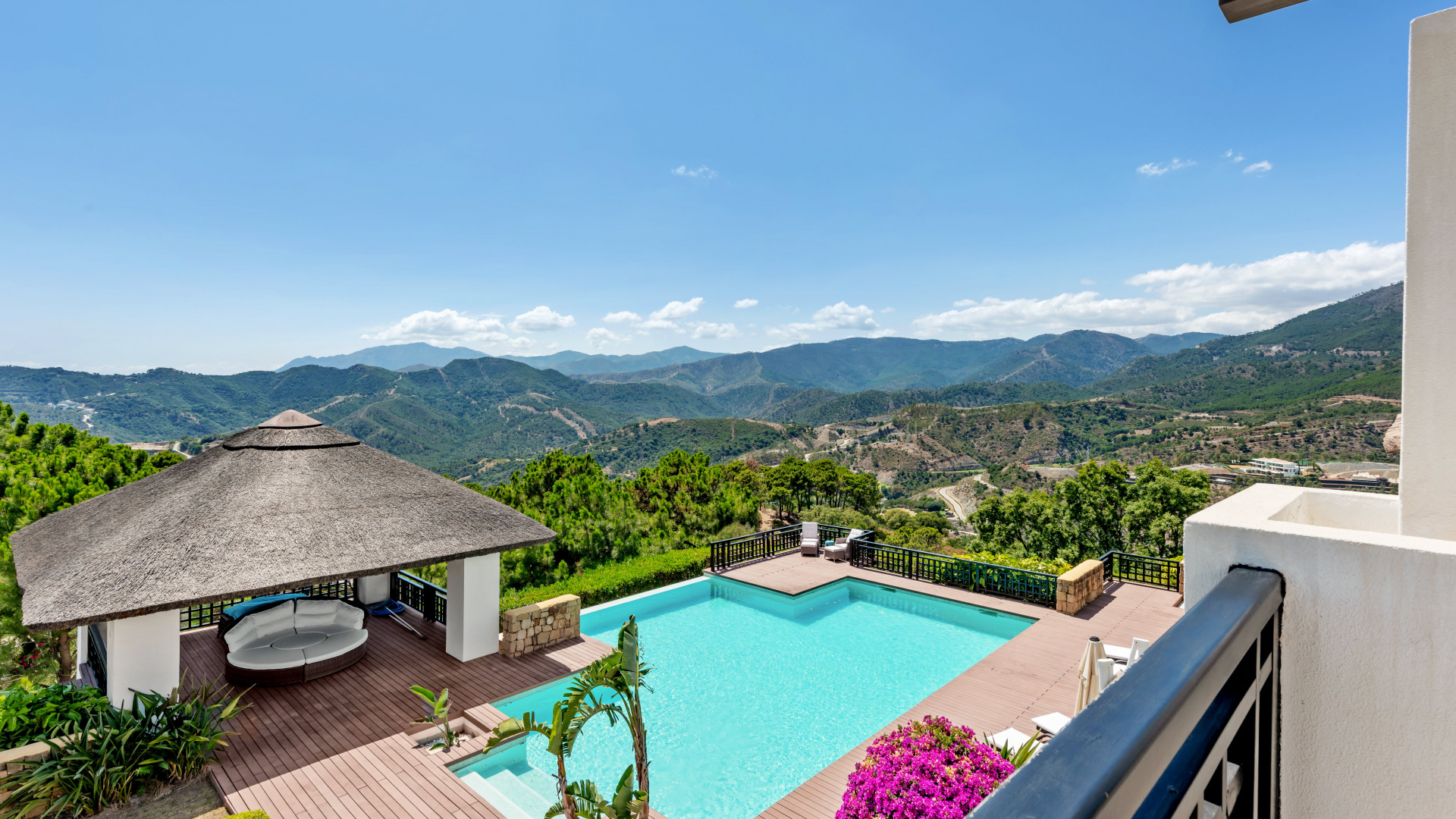 Frontline golf villa with sea and mountain views in La Zagaleta in Benahavis