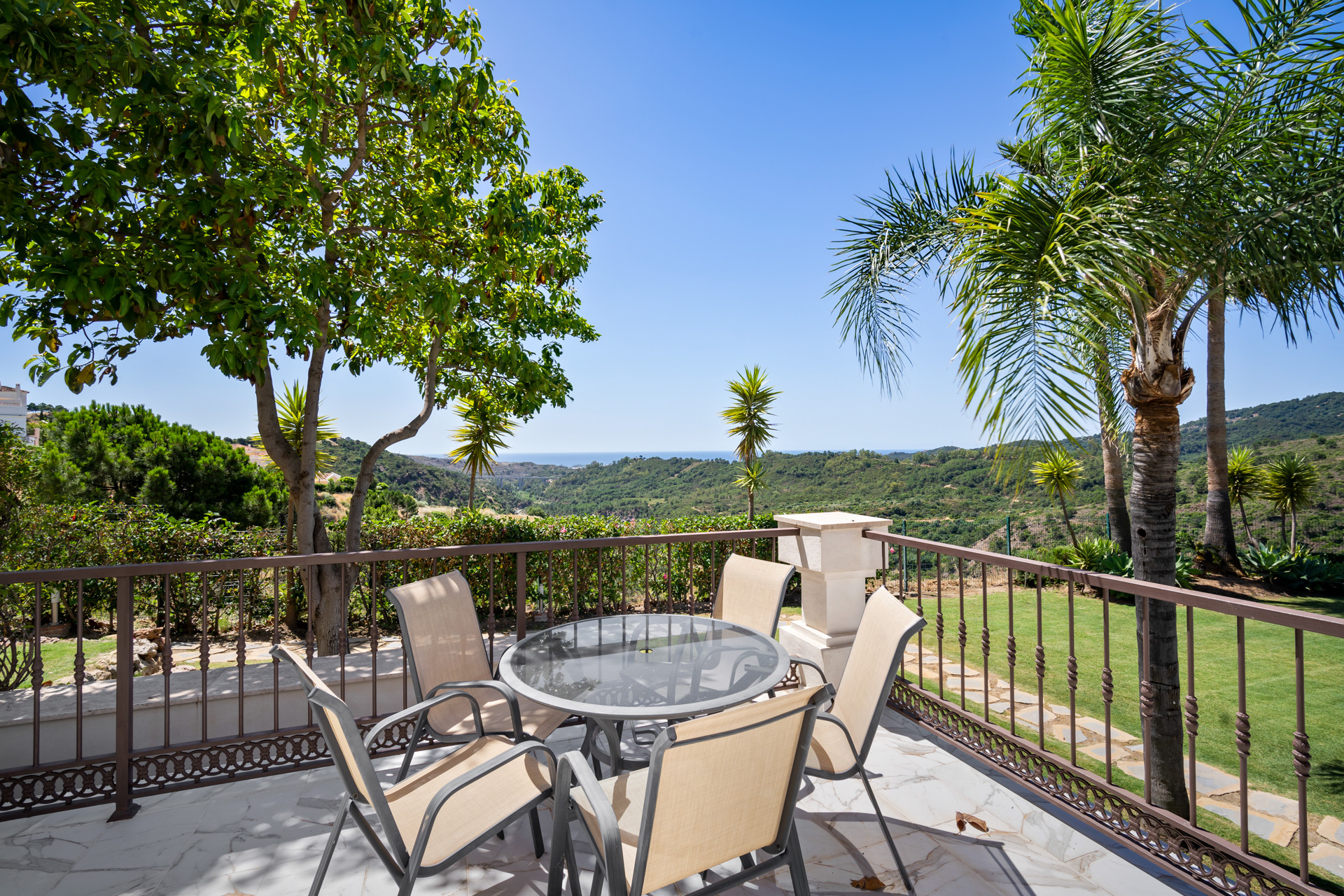 Prachtige villa met 6 slaapkamers in traditionele stijl in Monte Mayor Country Club in Benahavis