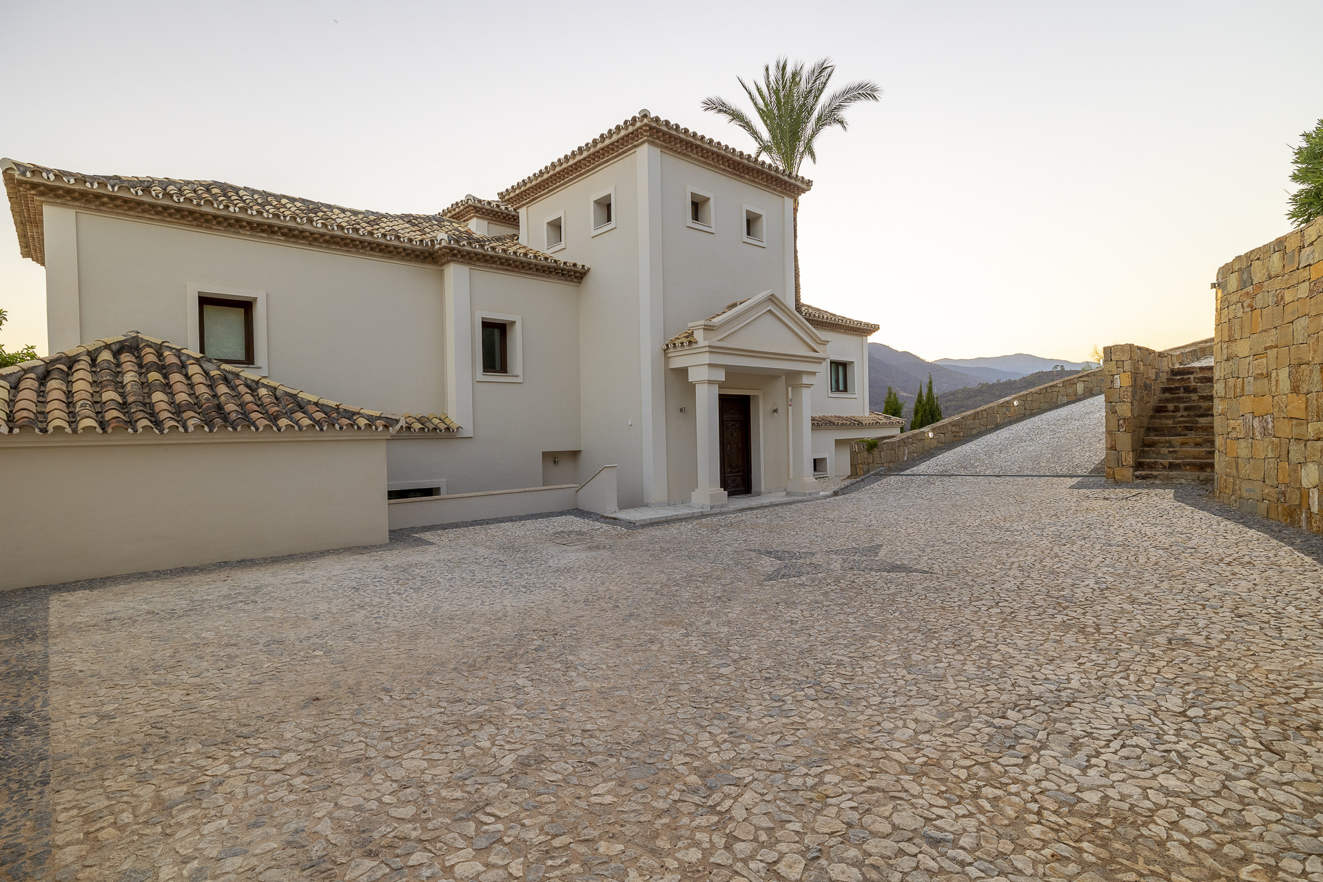 Prachtige villa met 6 slaapkamers in traditionele stijl in Monte Mayor Country Club in Benahavis