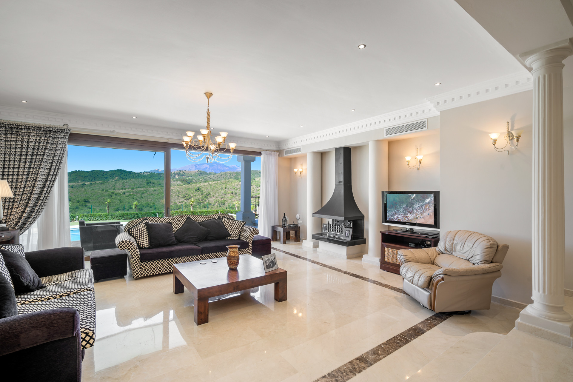 Stunning 6 bedroom traditional-style residence in Monte Mayor Country Club in Benahavis