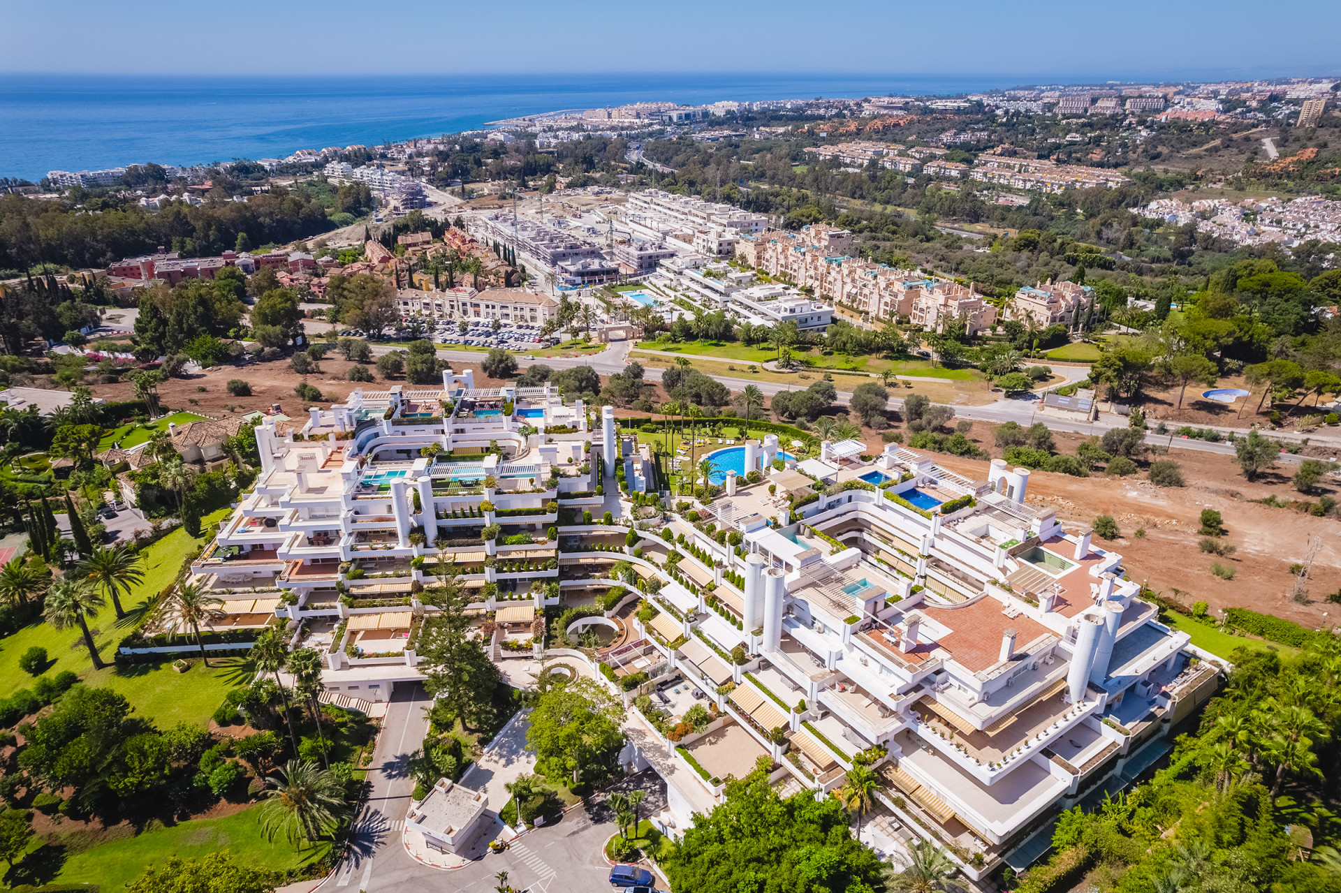 Стильная квартира на первом этаже в комплексе Las Lomas del Marbella Club в Marbella Golden Mile