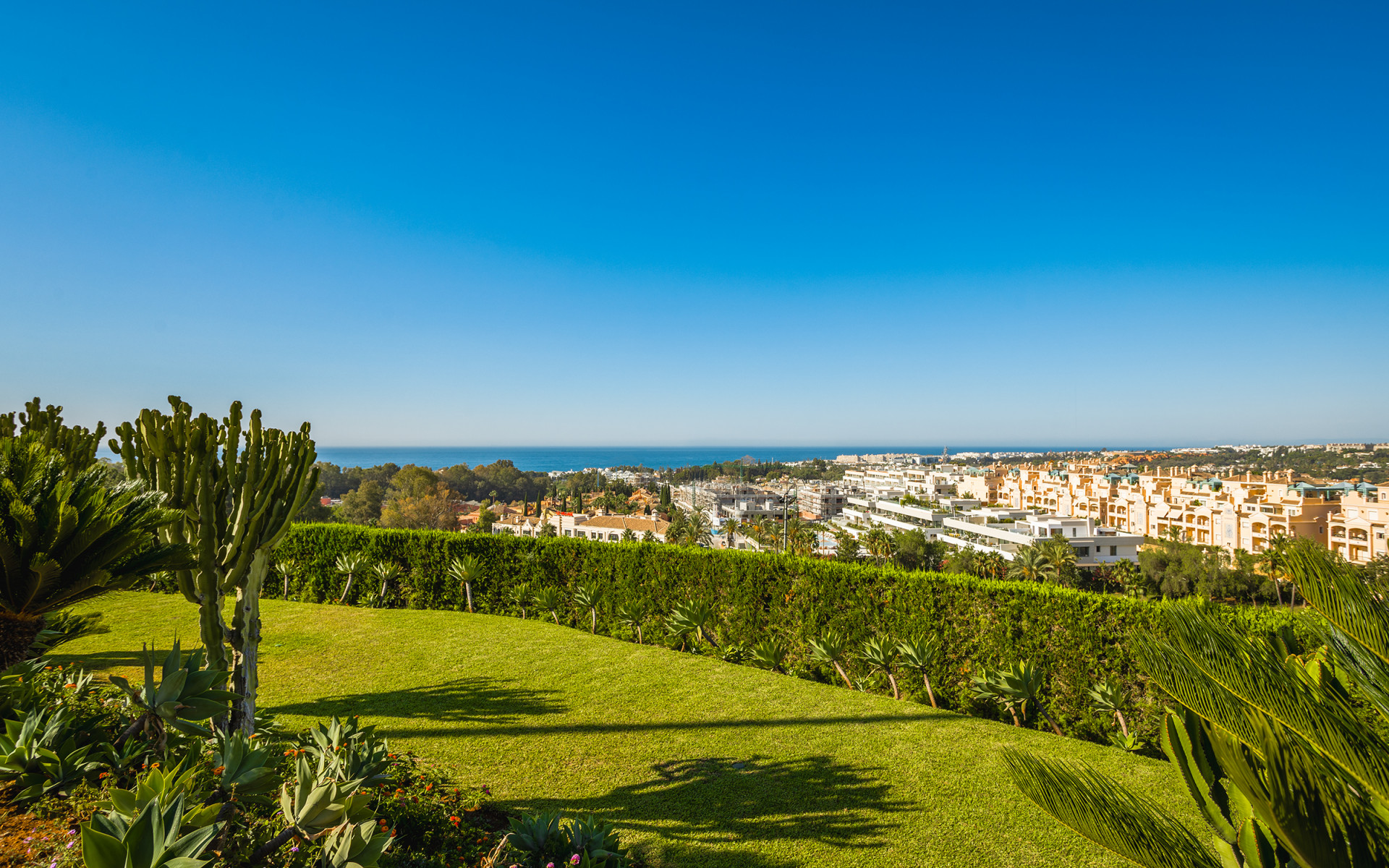 Стильная квартира на первом этаже в комплексе Las Lomas del Marbella Club в Marbella Golden Mile