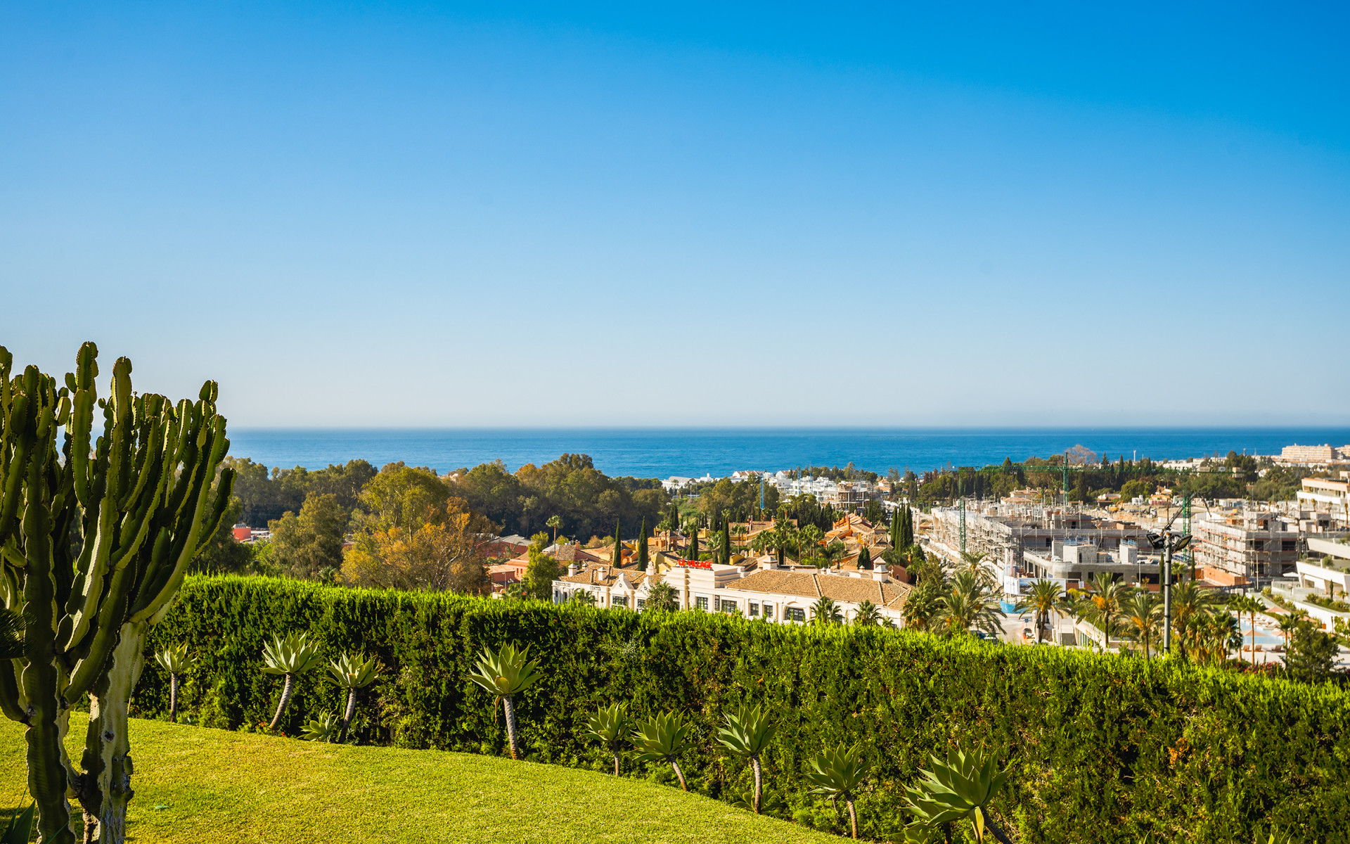 Стильная квартира на первом этаже в комплексе Las Lomas del Marbella Club в Marbella Golden Mile