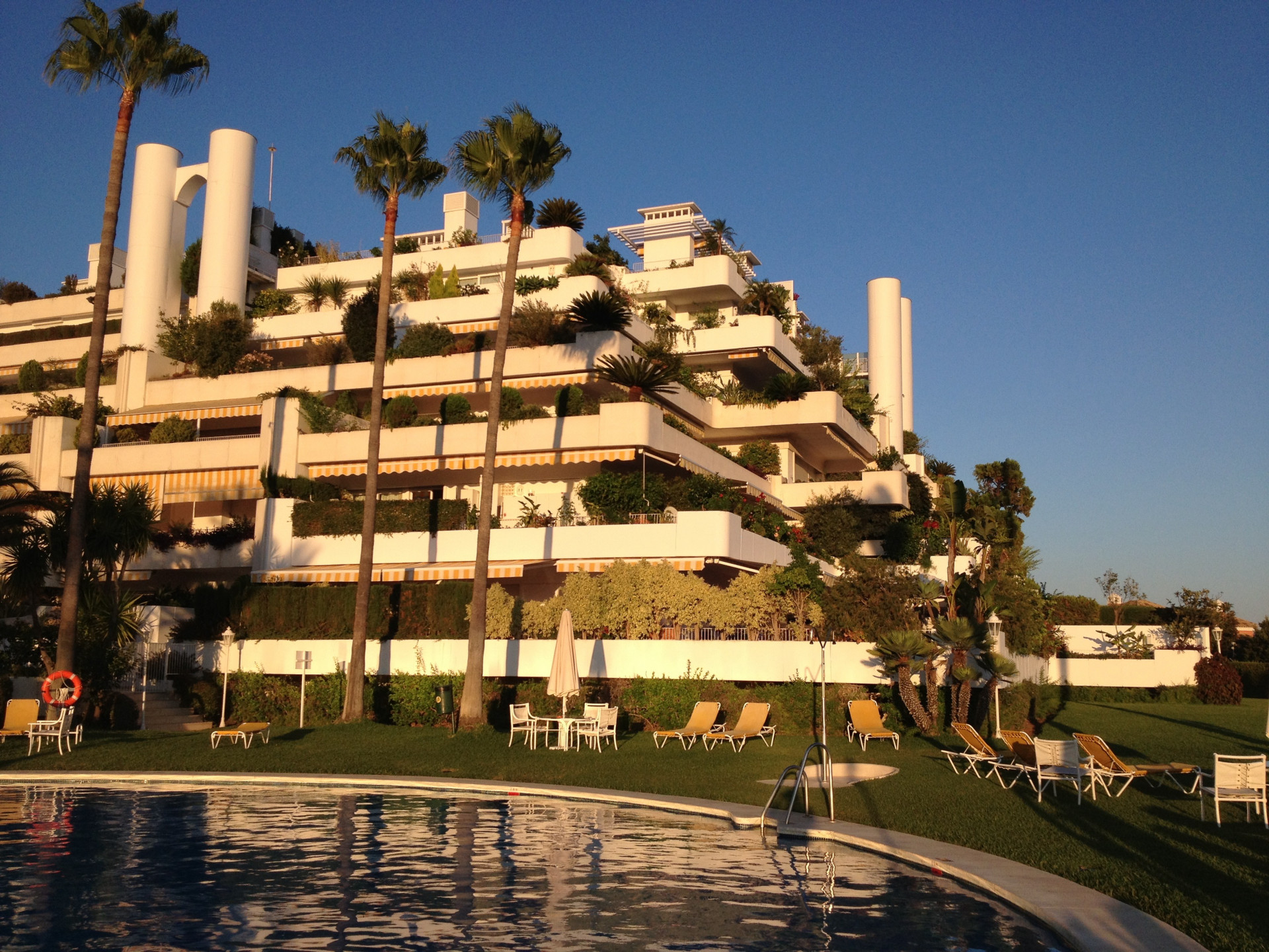 Elegante apartamento en planta baja en Las Lomas del Marbella Club en Marbella Golden Mile