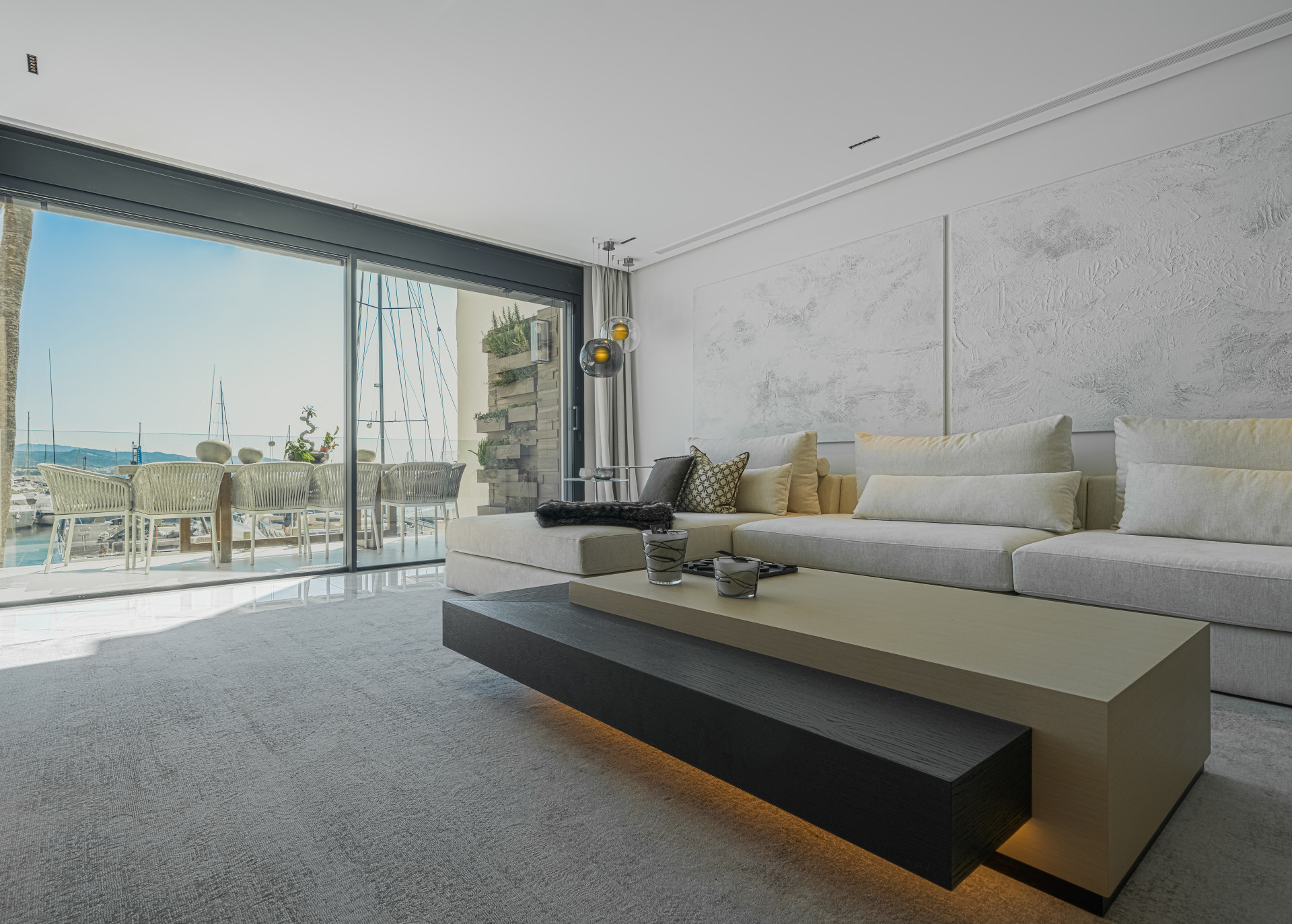 Beachfront apartment with panoramic sea views in Puerto Banús in Marbella