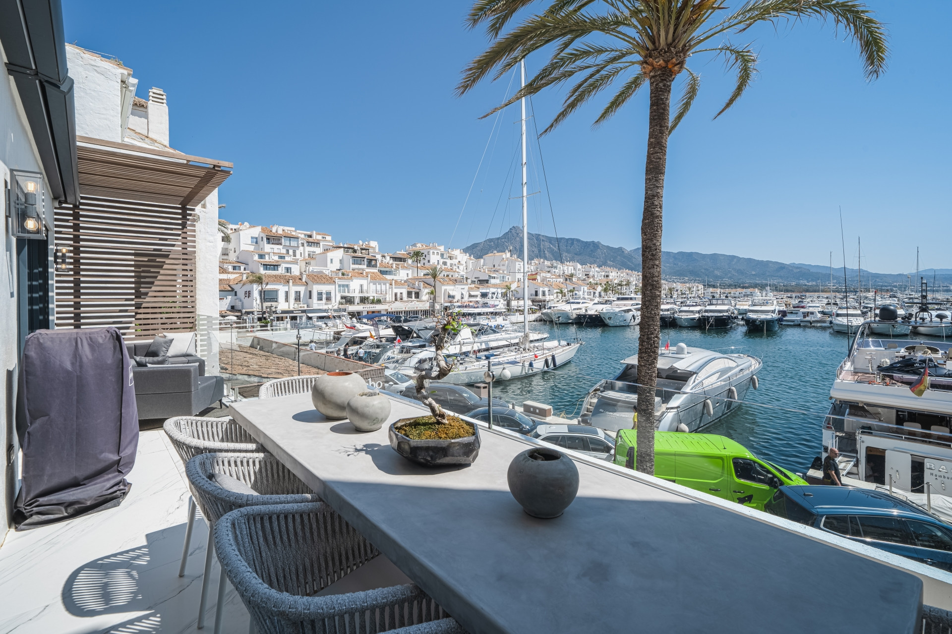 Apartamento en primera línea de playa con vistas panorámicas al mar en Puerto Banús en Marbella