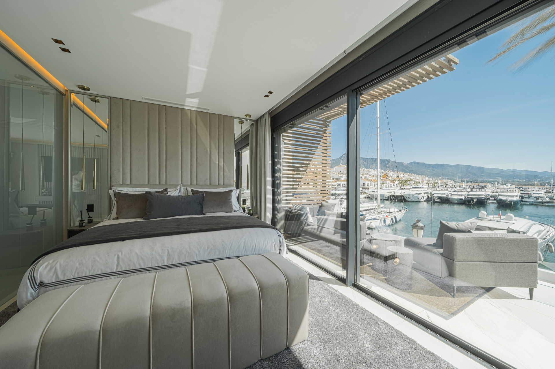 Beachfront apartment with panoramic sea views in Puerto Banús in Marbella