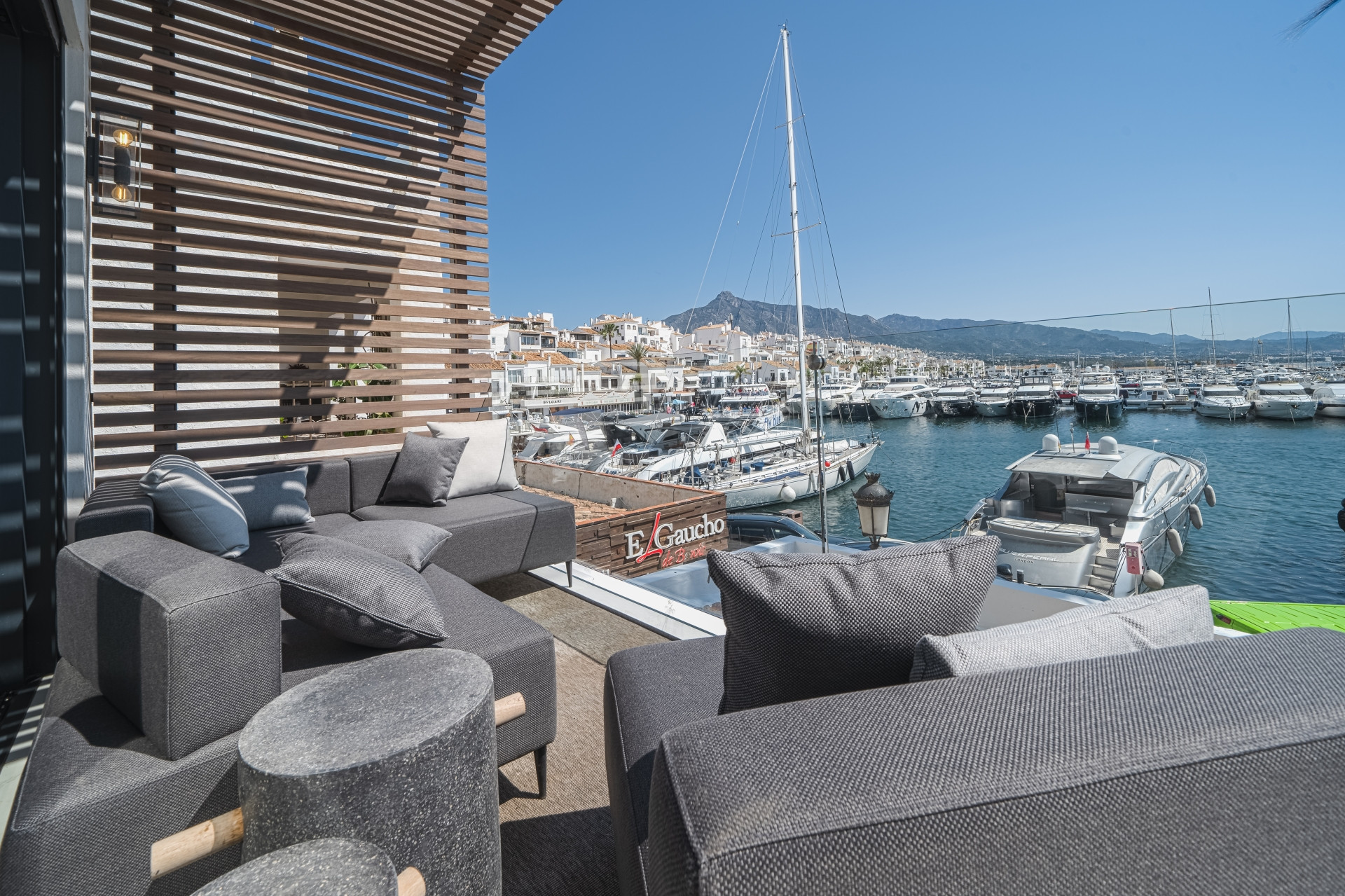 Appartement met panoramisch uitzicht op zee in Puerto Banús in Marbella