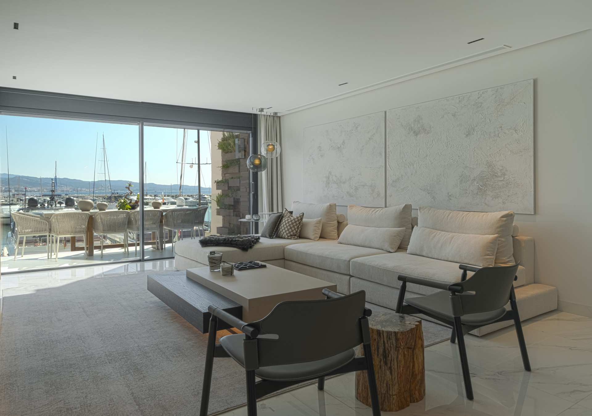 Apartamento en primera línea de playa con vistas panorámicas al mar en Puerto Banús en Marbella