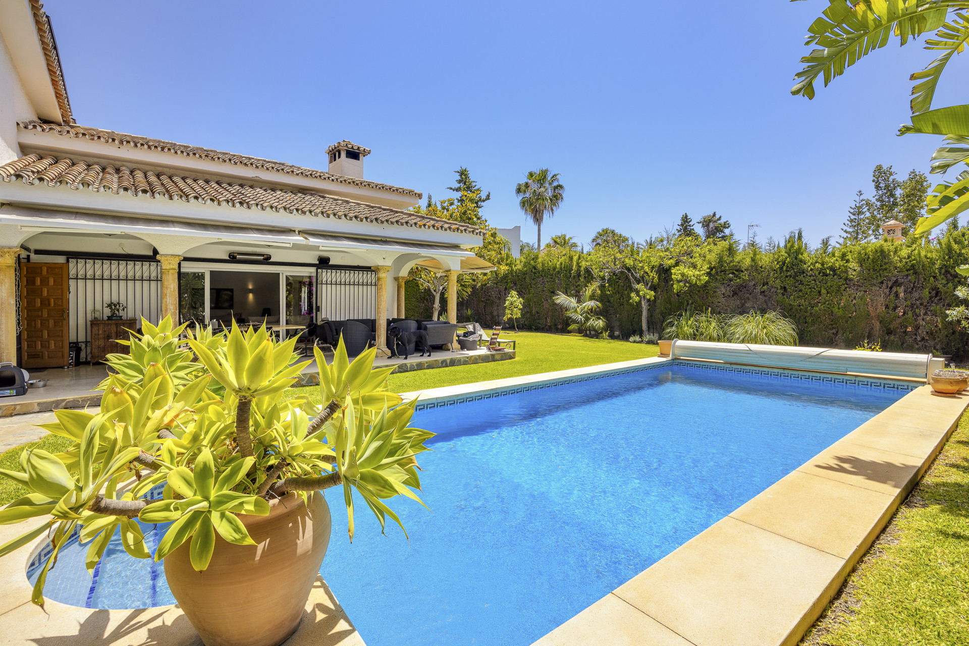 Esta encantadora villa en Guadalmina Alta se beneficia de 4 dormitorios en San Pedro de Alcantara