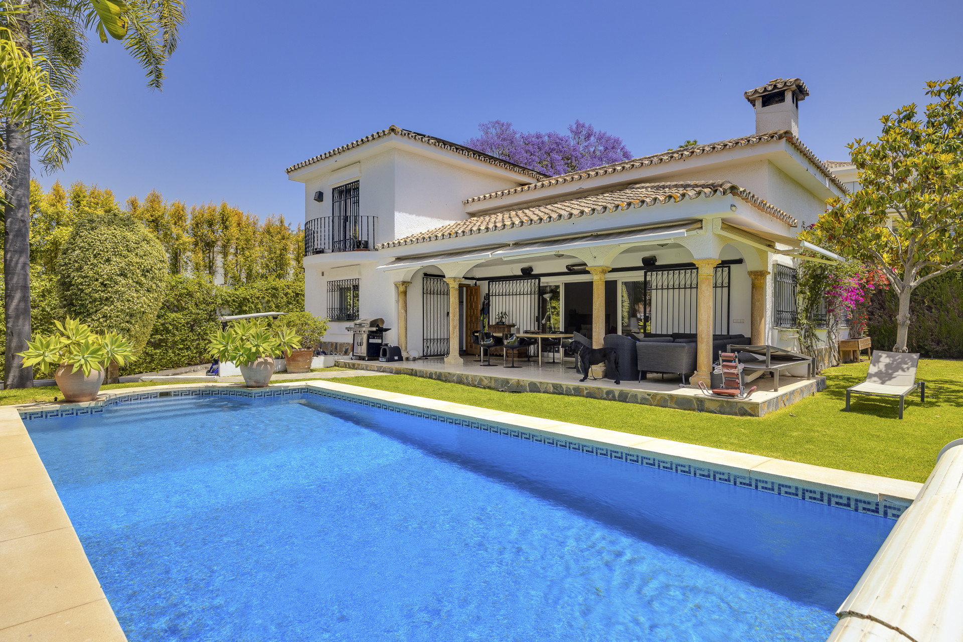 Esta encantadora villa en Guadalmina Alta se beneficia de 4 dormitorios en San Pedro de Alcantara