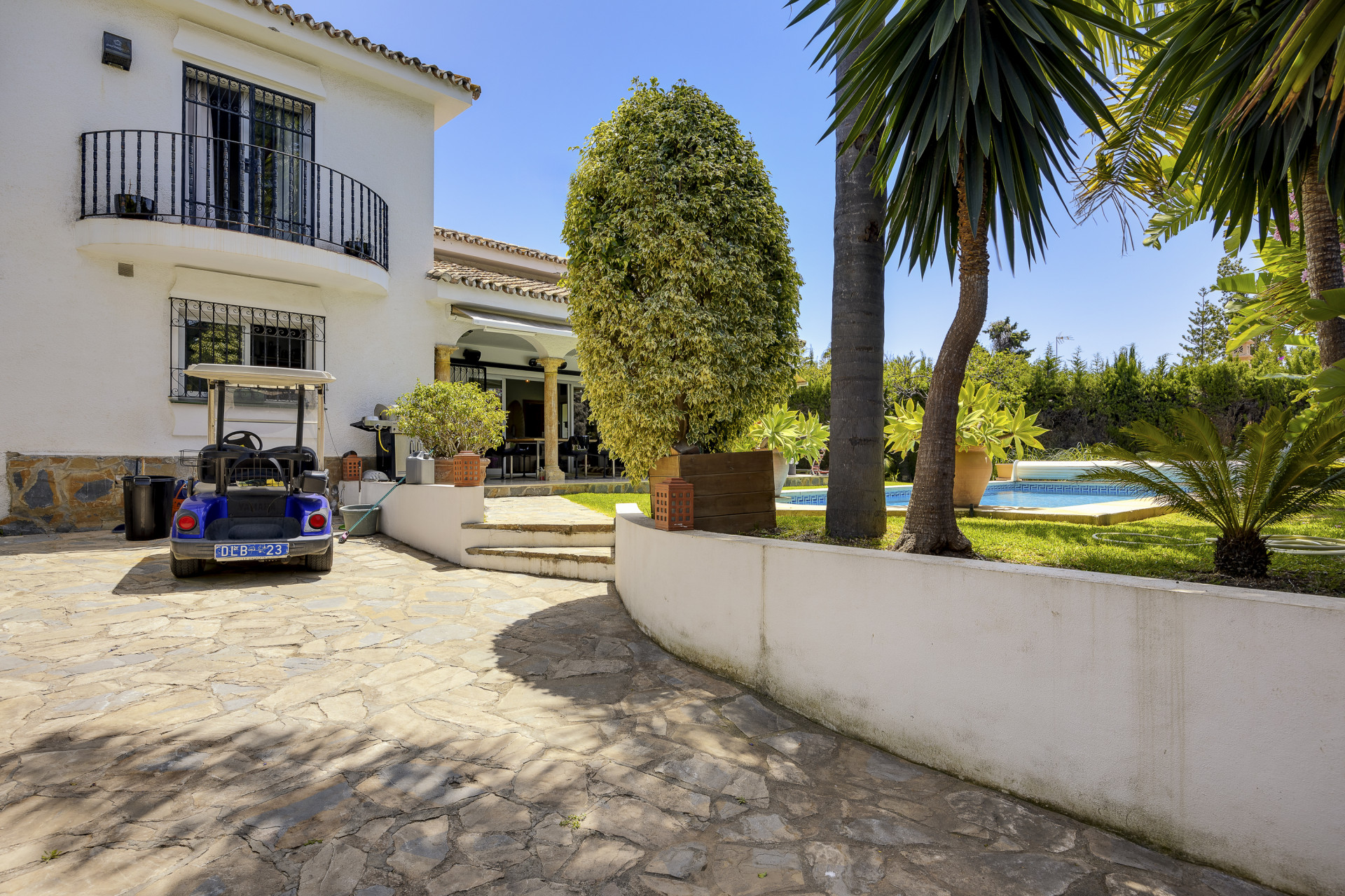 This lovely villa in Guadalmina Alta benefits from 4 bedrooms and a spacious layout. in San Pedro de Alcantara