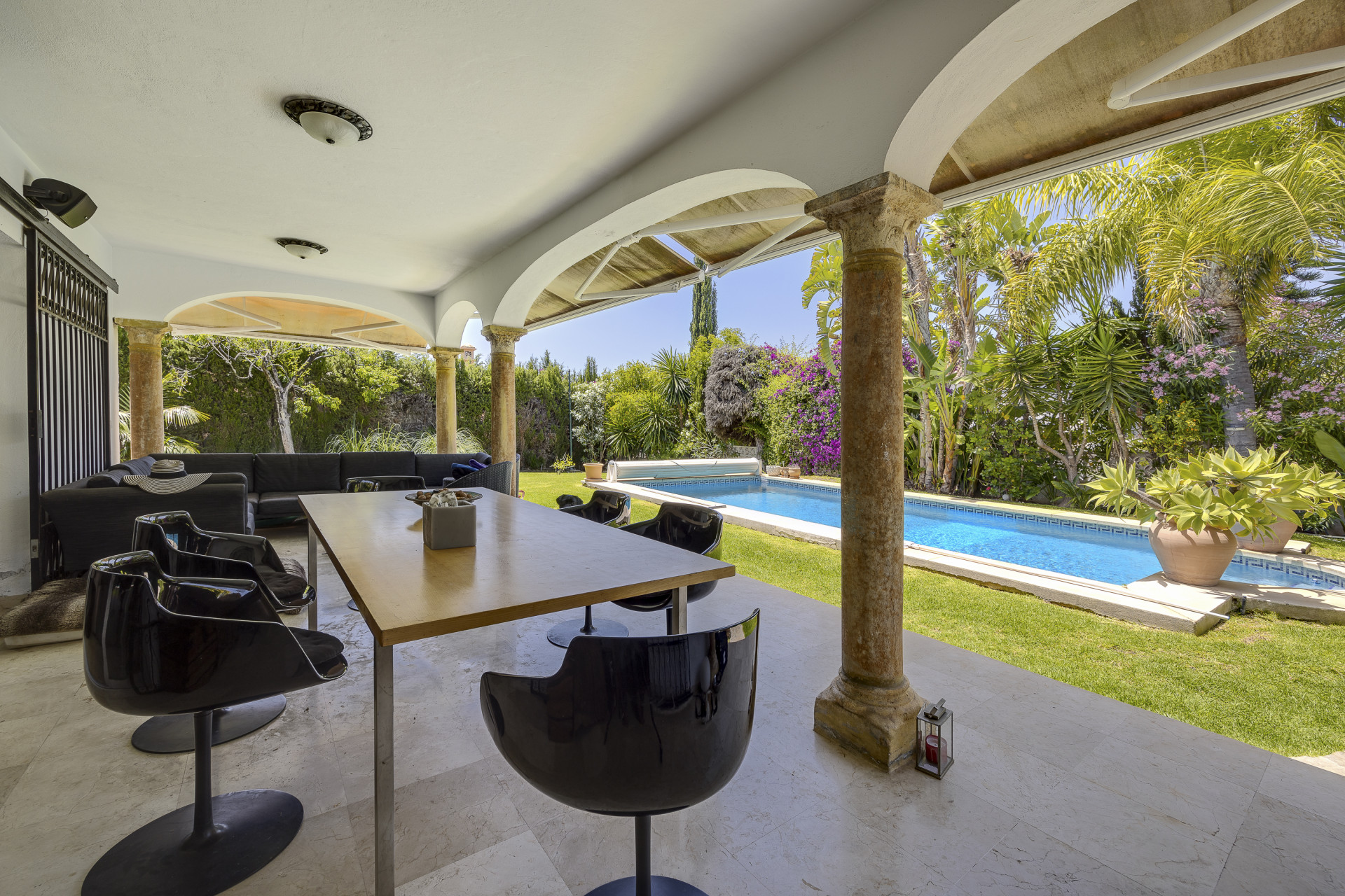 This lovely villa in Guadalmina Alta benefits from 4 bedrooms and a spacious layout. in San Pedro de Alcantara