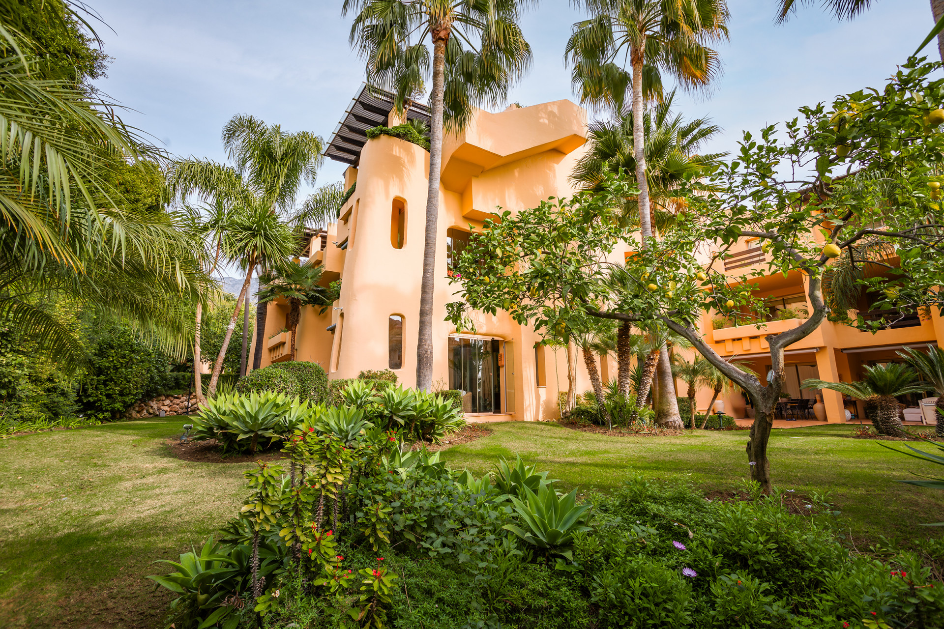 Appartement avec jardin orienté au sud, situé dans l'un des meilleurs complexes du Golden Mile à Marbella Golden Mile