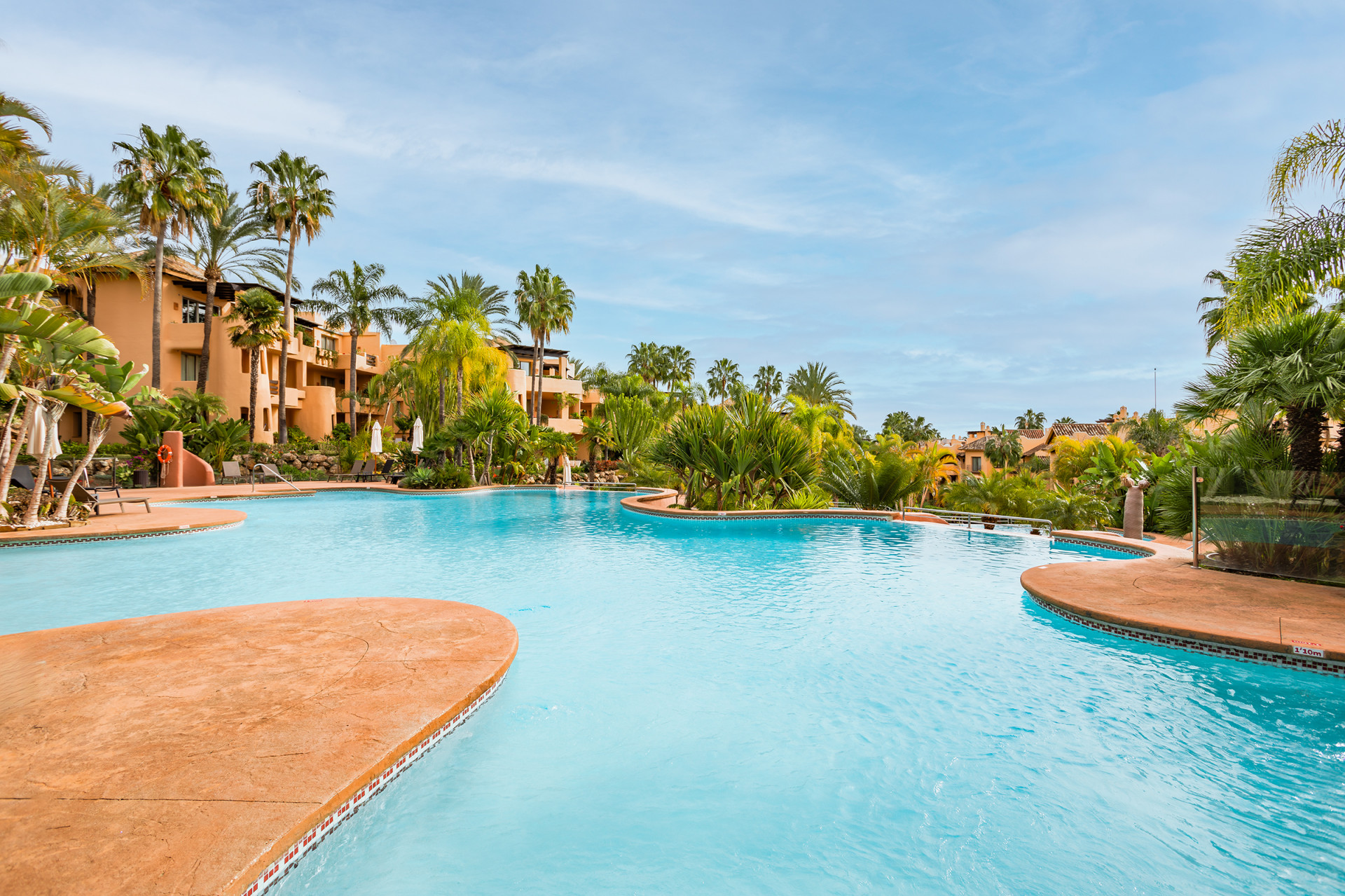 Appartement avec jardin orienté au sud, situé dans l'un des meilleurs complexes du Golden Mile à Marbella Golden Mile