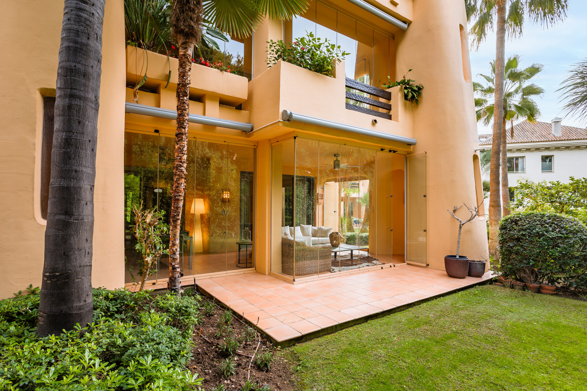 South-facing garden apartment located in one of the best complexes on Marbella's Golden Mile in Marbella Golden Mile