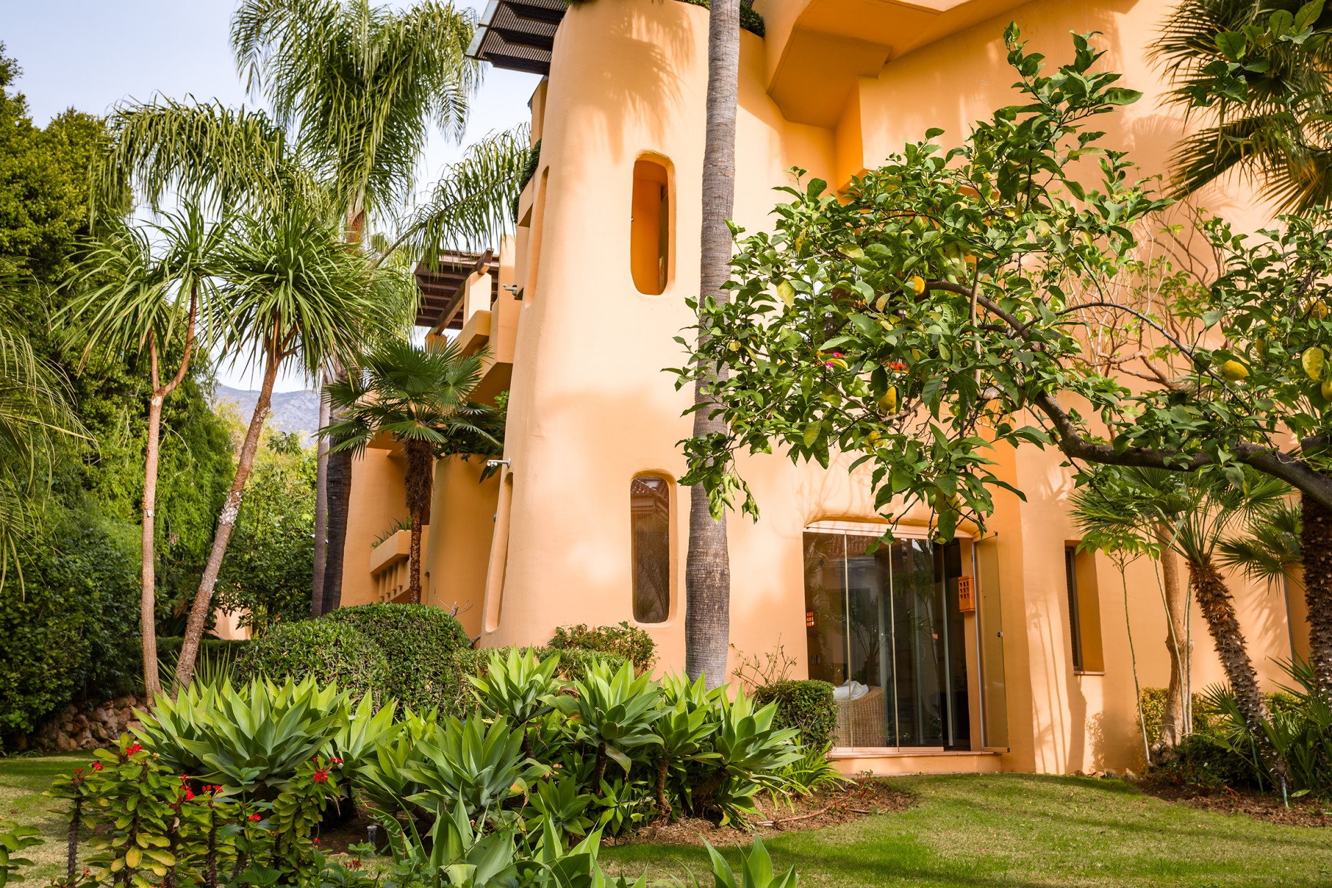 Appartement avec jardin orienté au sud, situé dans l'un des meilleurs complexes du Golden Mile à Marbella Golden Mile