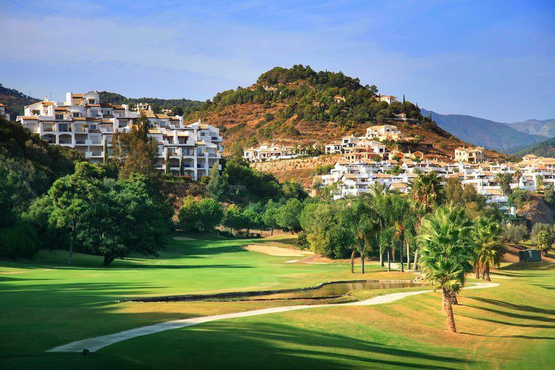 Spacious frontline golf townhouse in Las Encinas La Quinta in Benahavis