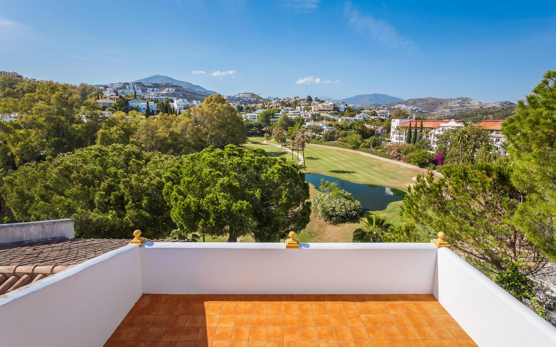 Spacious frontline golf townhouse in Las Encinas La Quinta in Benahavis