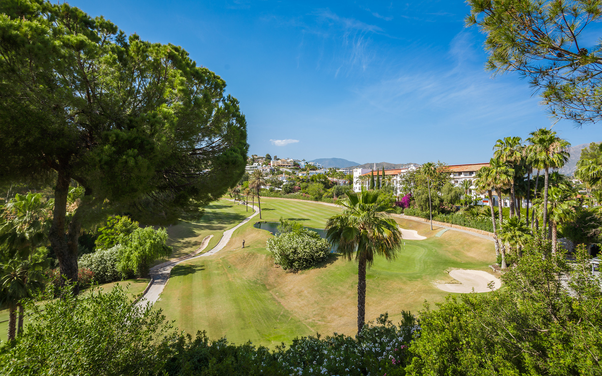 Ruim eerstelijns golf familiehuis in Las Encinas La Quinta in Benahavis