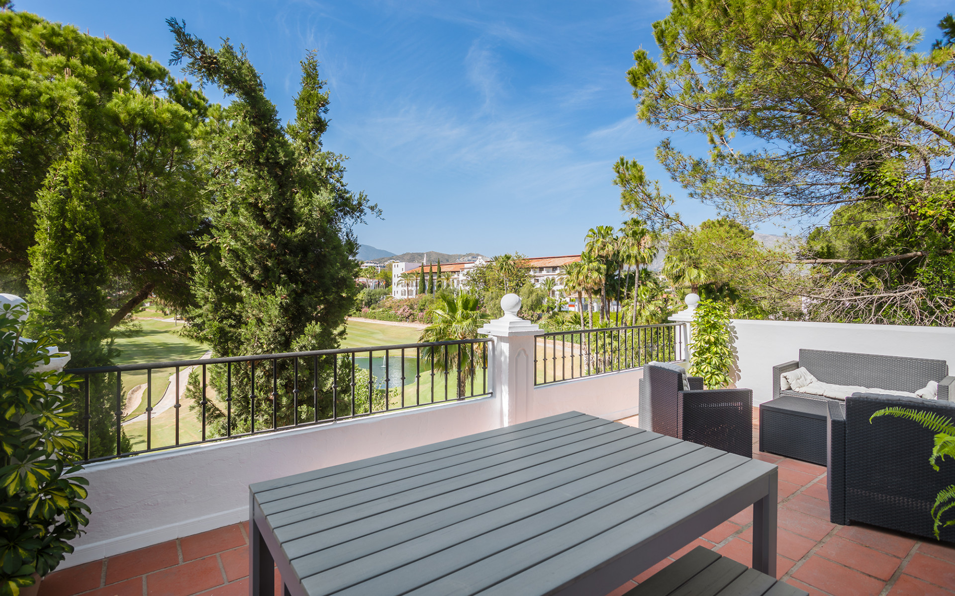 Spacious frontline golf townhouse in Las Encinas La Quinta in Benahavis