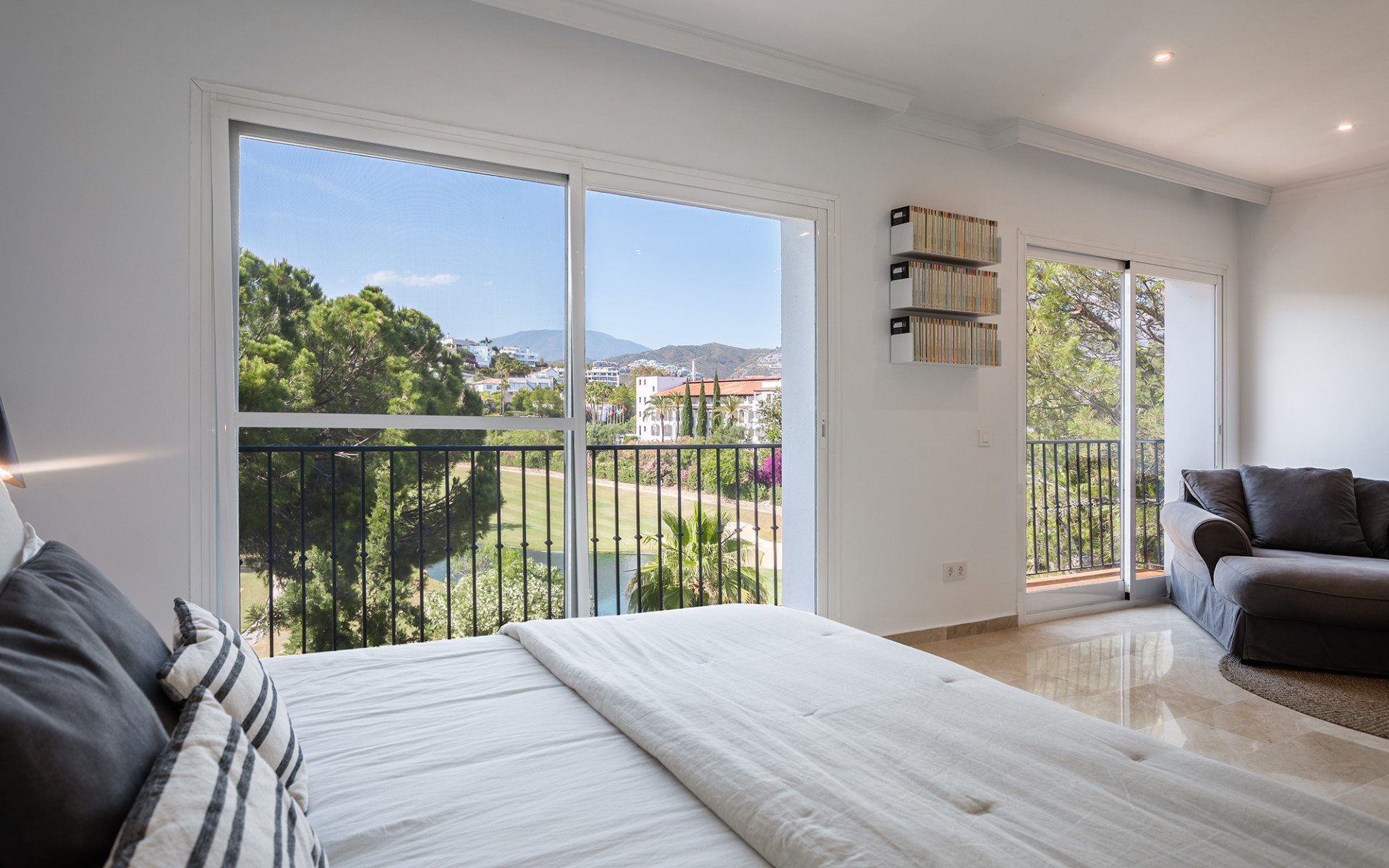 Spacious frontline golf townhouse in Las Encinas La Quinta in Benahavis