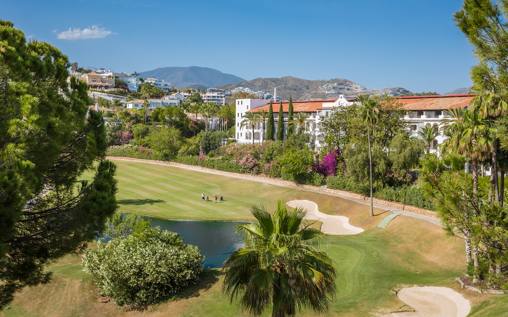 Spacious frontline golf townhouse in Las Encinas La Quinta in Benahavis