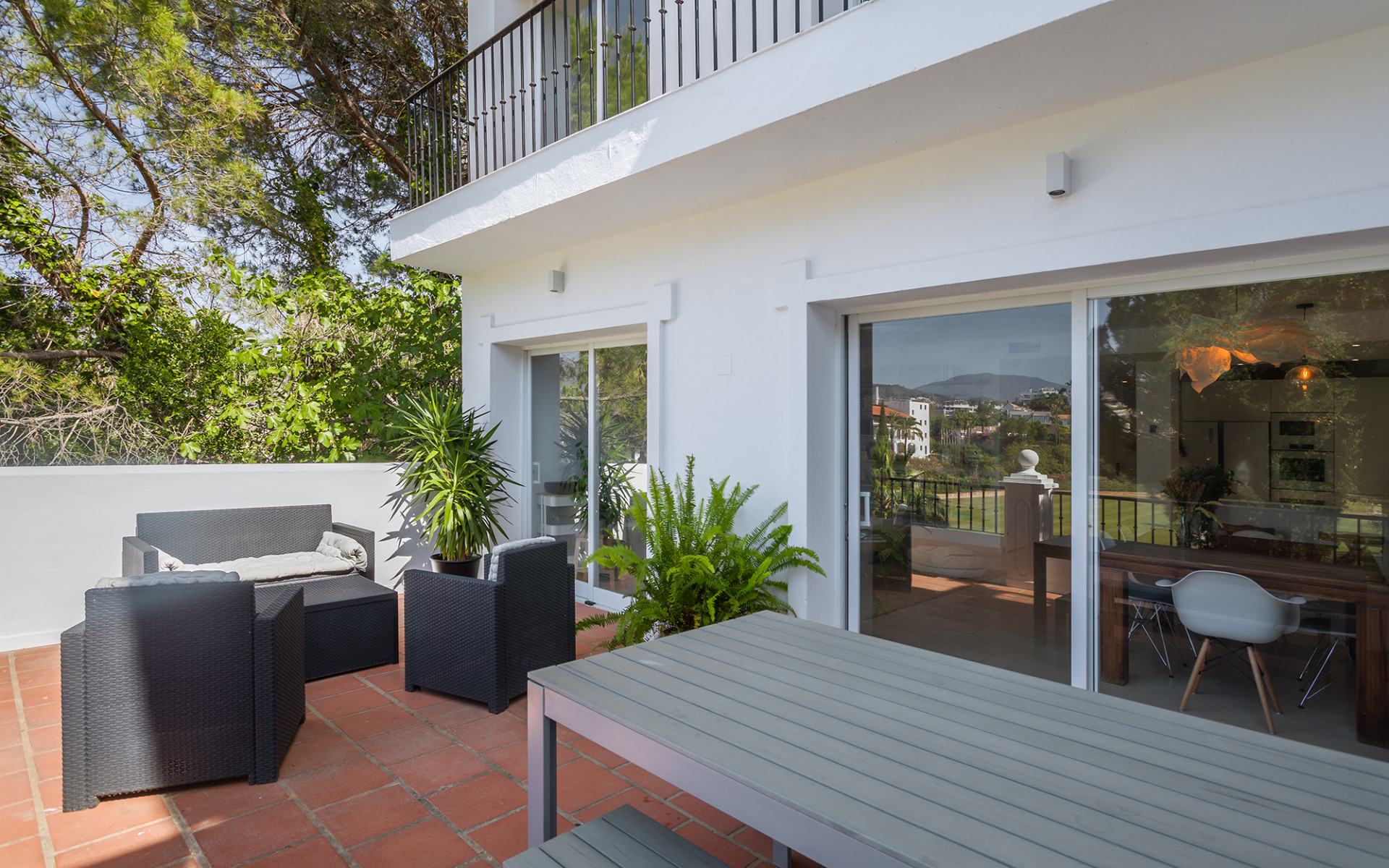 Spacious frontline golf townhouse in Las Encinas La Quinta in Benahavis