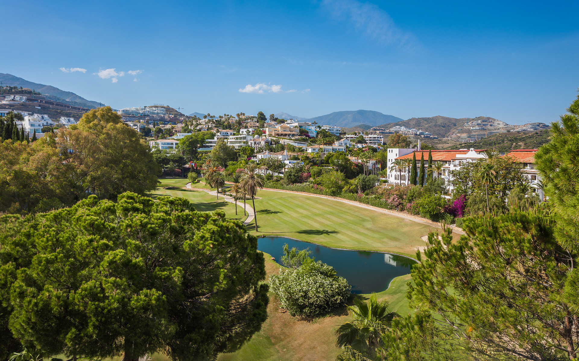 Amplio adosado en primera línea de golf en Las Encinas La Quinta en Benahavis