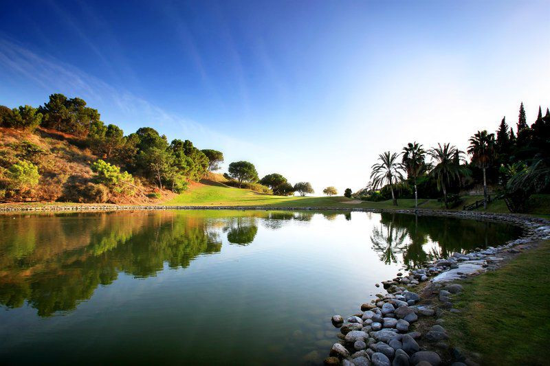 Amplio adosado en primera línea de golf en Las Encinas La Quinta en Benahavis