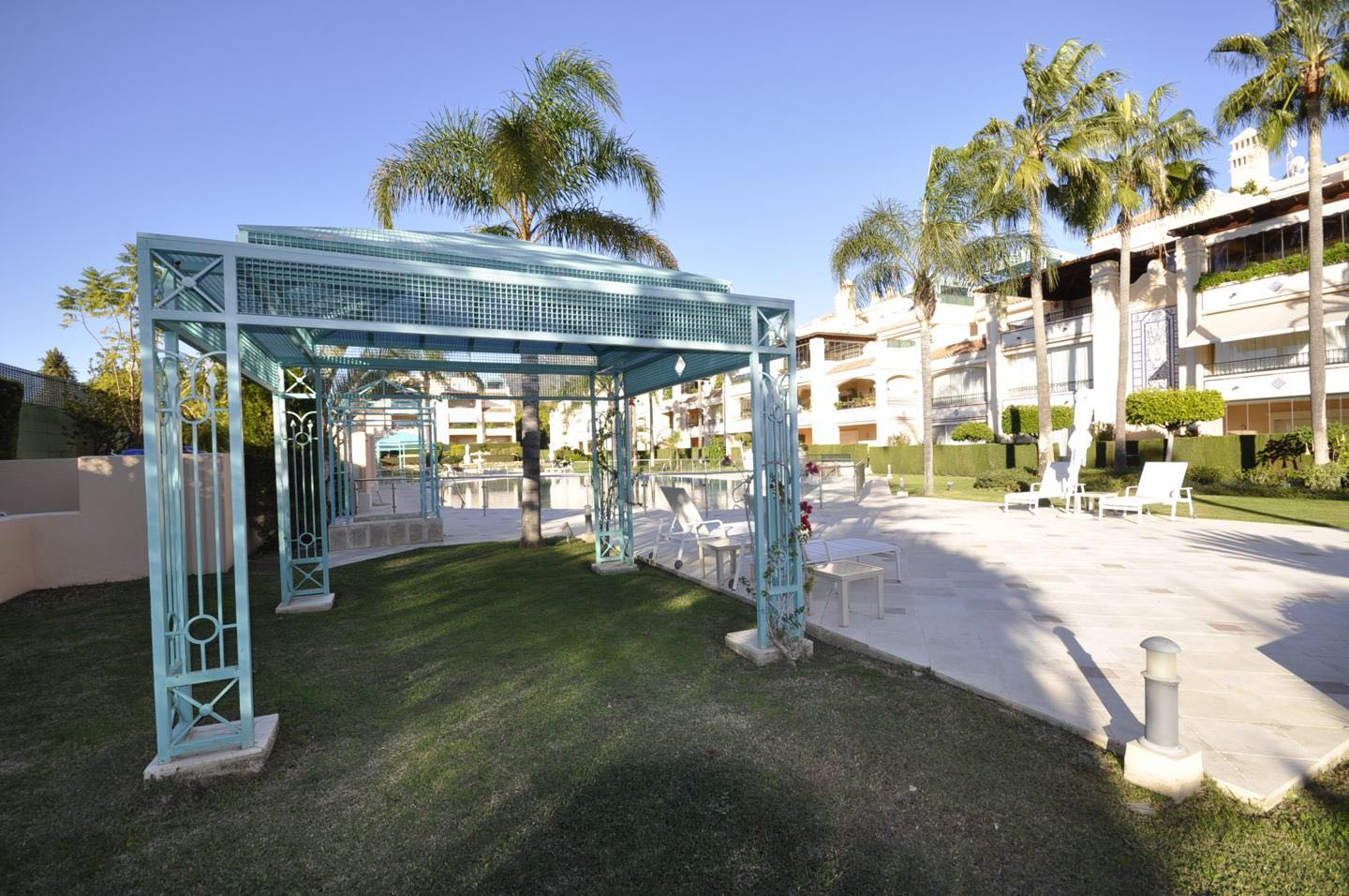 Amplio apartamento de 4 dormitorios en planta baja en la Milla de Oro en Marbella Golden Mile