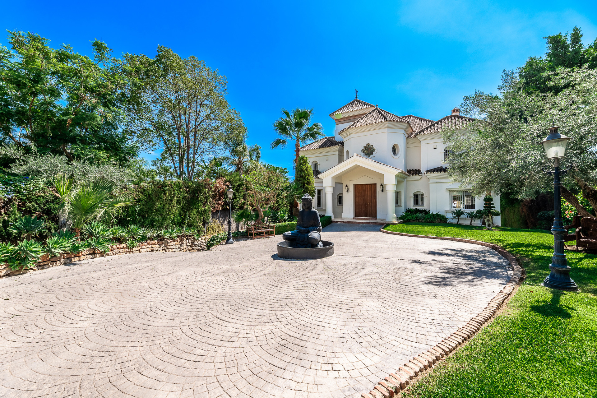 Front line golf villa with 7 bedrooms at Los Naranjos Golf Course in Nueva Andalucia